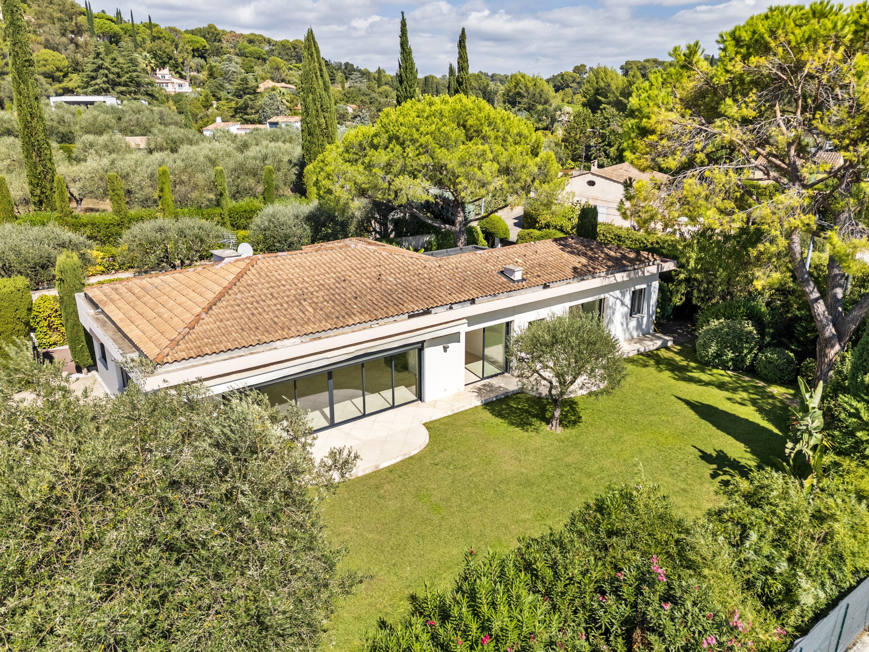  Contemporary single-storey villa with pool and pétanque court for sale in Mougi… - 物件實景