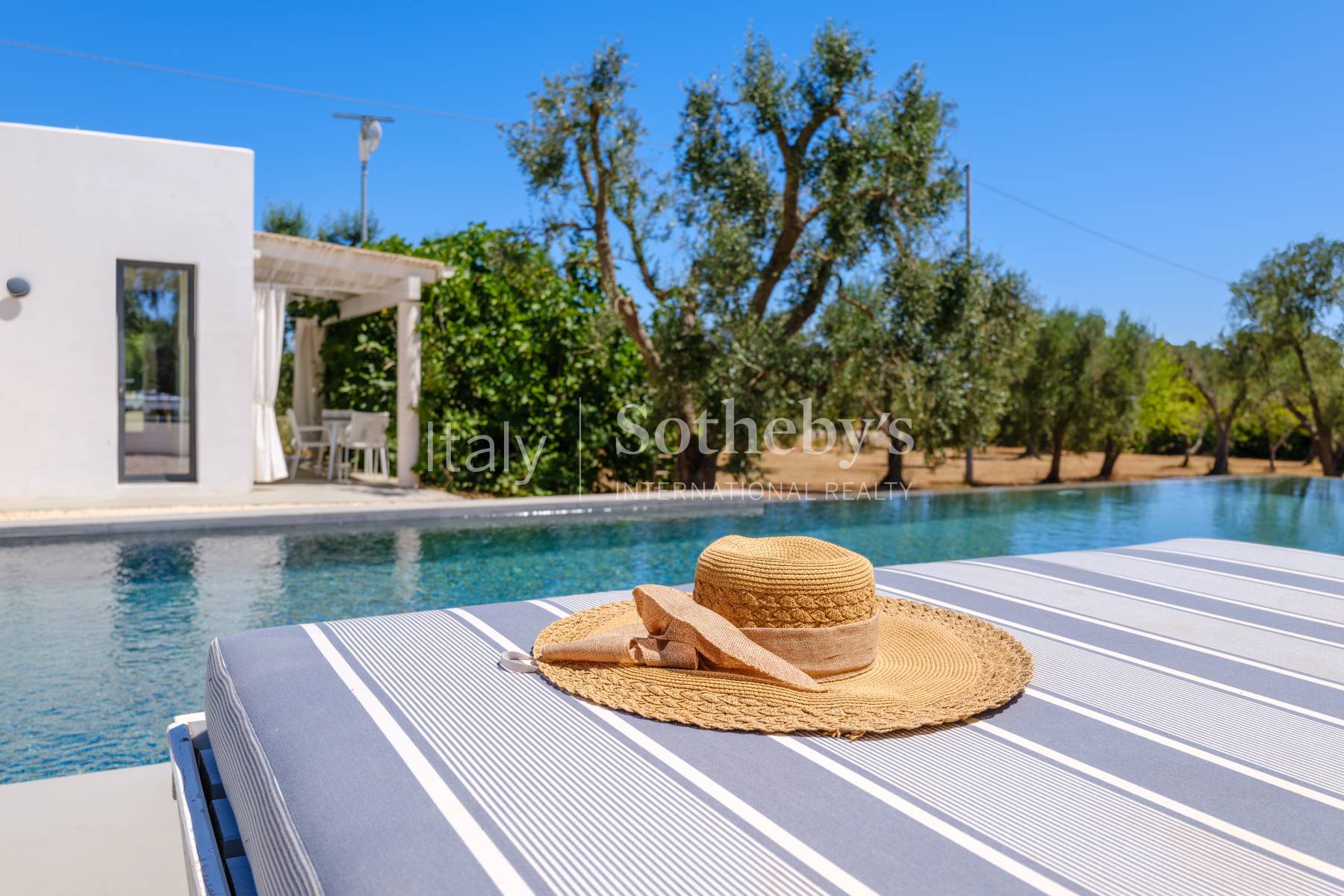  Authentic Trulli with Panoramic Ground in the Valle d