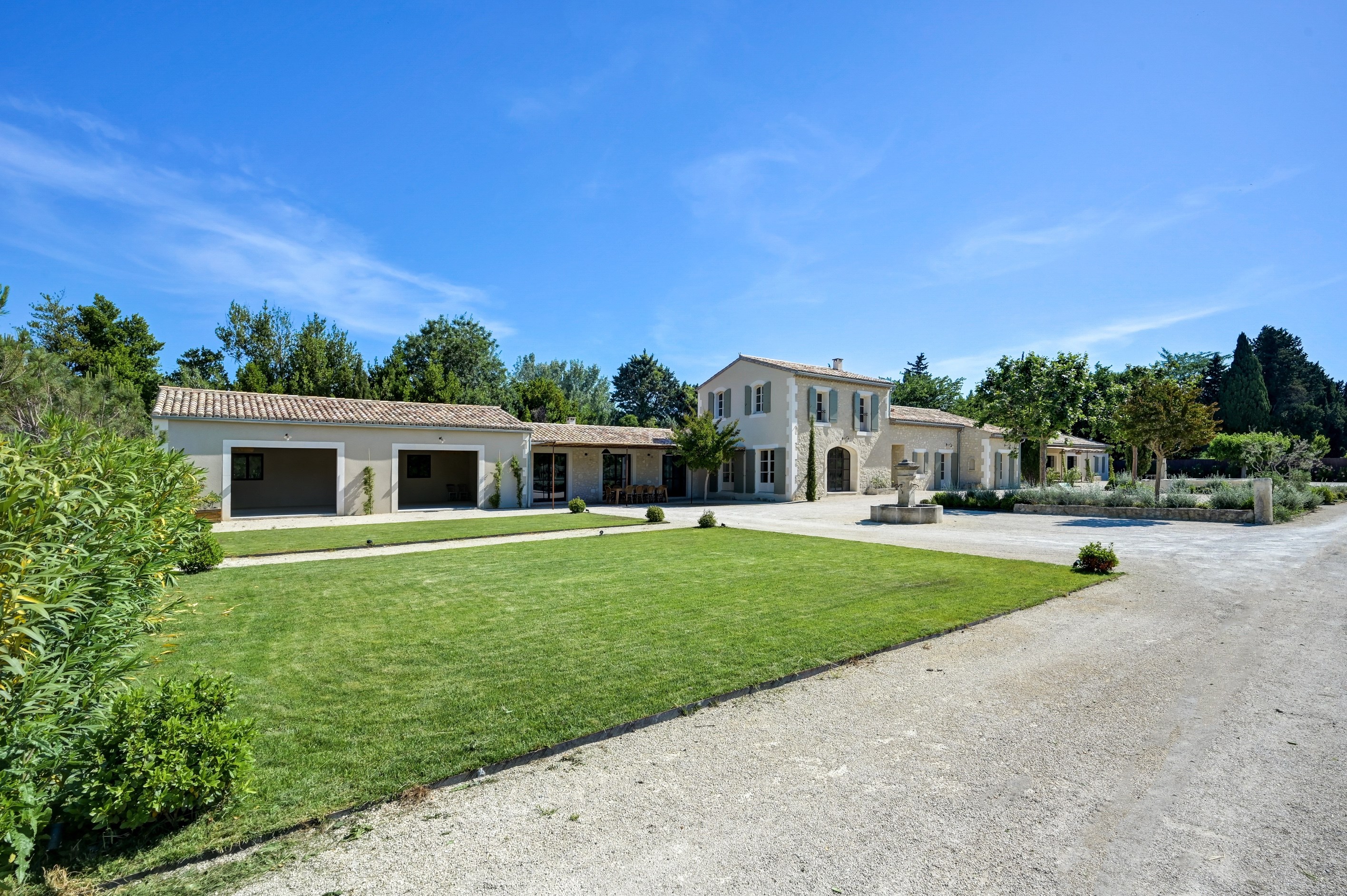  Exclusive listing. Saint Rémy de Provence, superb renovated property located 5 … - 物件實景