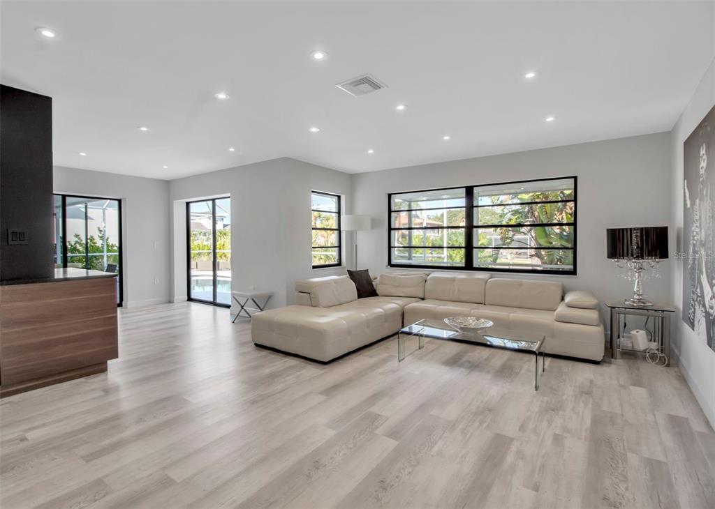 Sarasota, Florida, 34231, United States, 3 Bedrooms Bedrooms, ,2 BathroomsBathrooms,Residential,For Sale,1988164