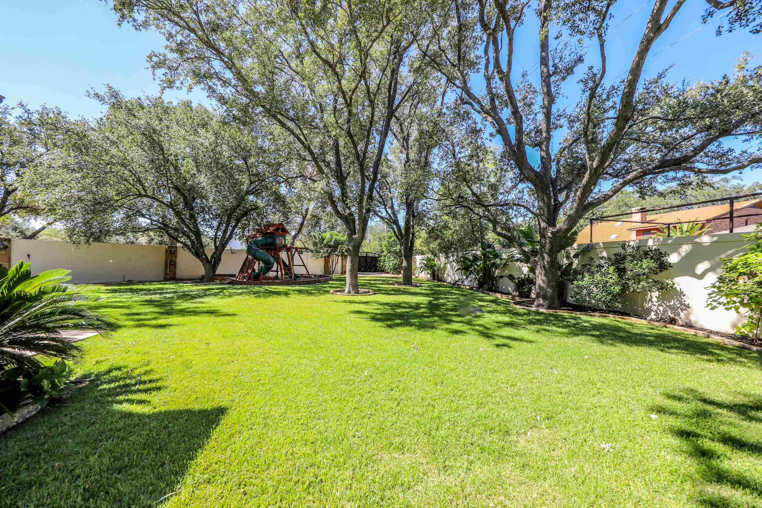 Laredo, Texas, 78041, United States, 4 Bedrooms Bedrooms, ,5 BathroomsBathrooms,Residential,For Sale,1989337