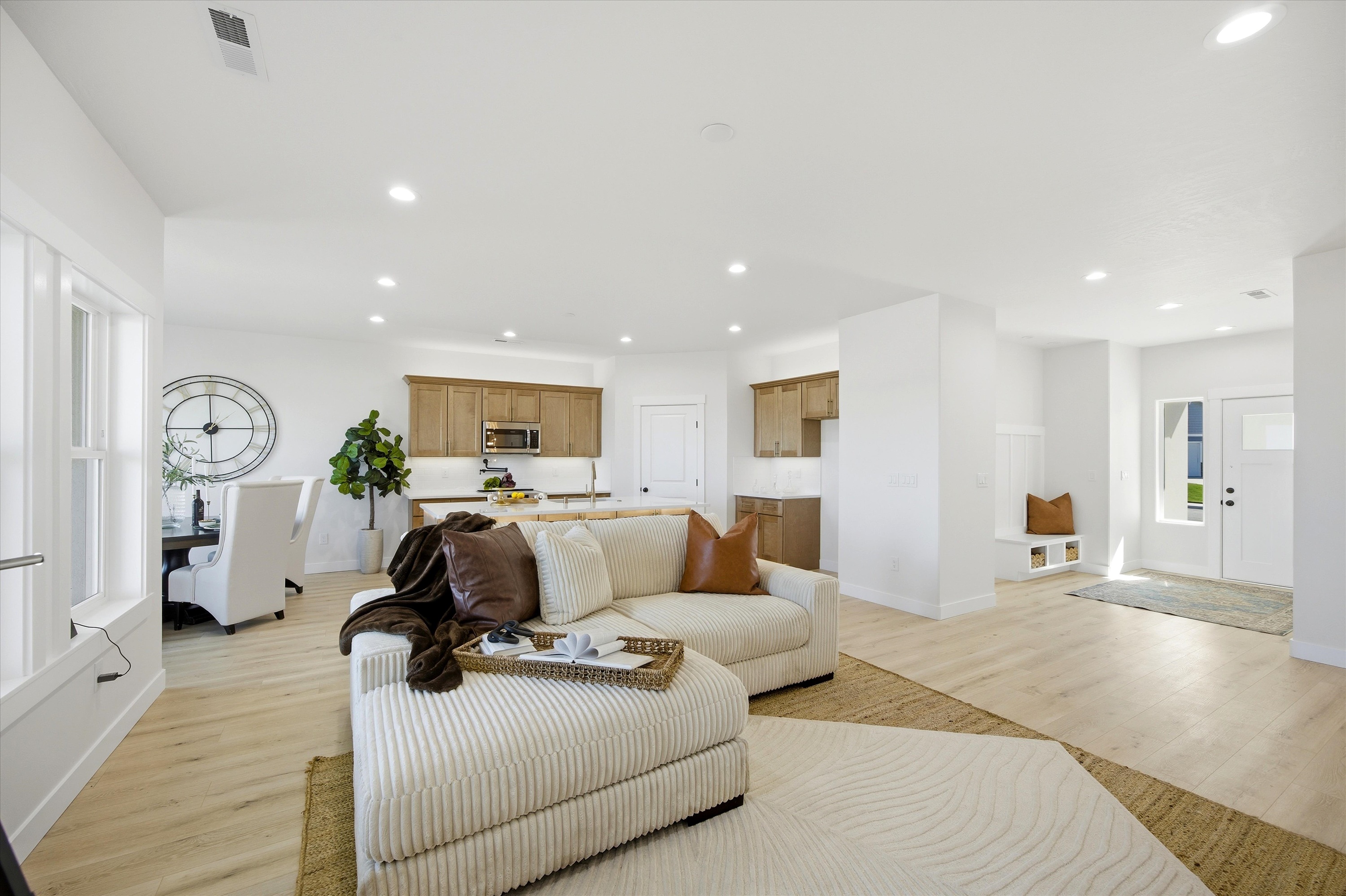  New 5-Bed Home w/ Daylight Basement & 3-Car Garage - 物件實景