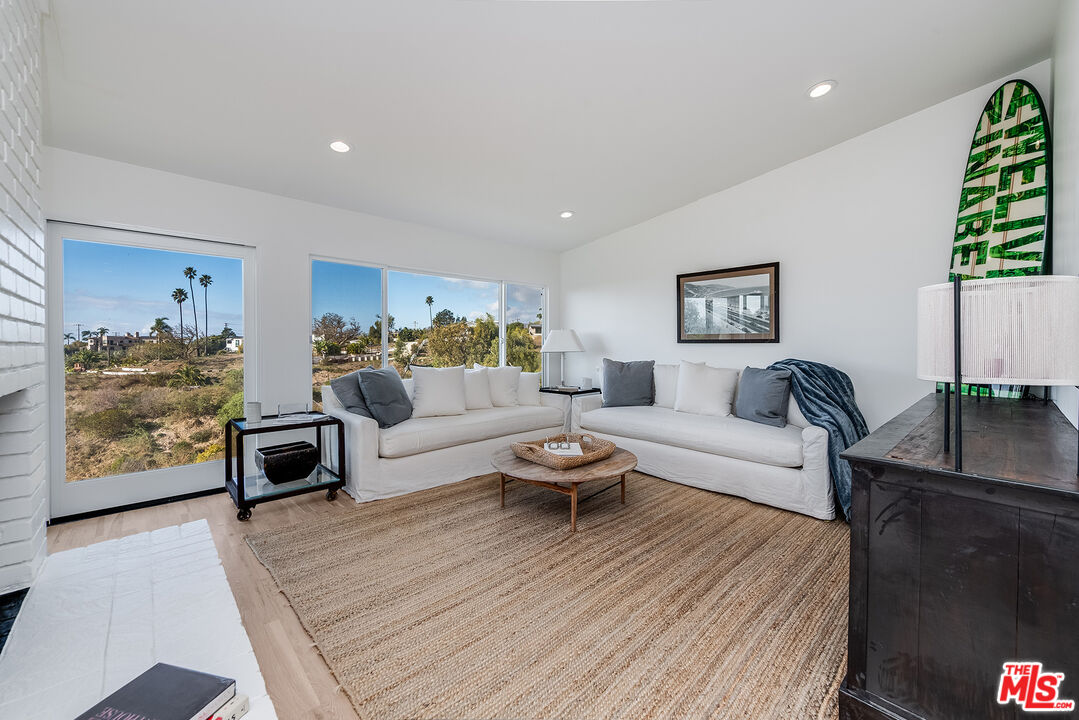 Malibu, California, 90265, United States, 3 Bedrooms Bedrooms, ,2 BathroomsBathrooms,Residential,For Sale,1868514