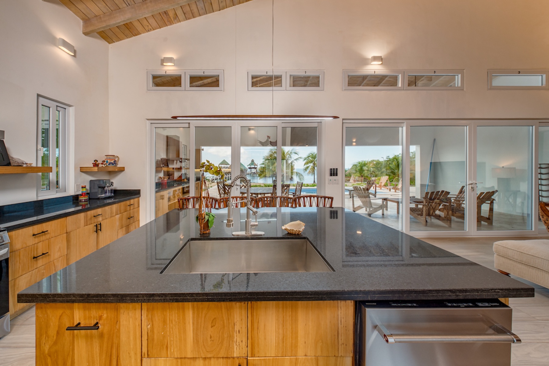  Beachfront Resort Style Home with Pool, Boat Slip & Lift, Guaiabara Beach - 物件實景
