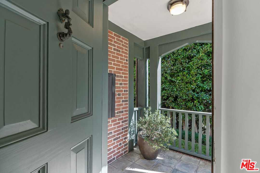 Los Angeles, California, 90020, United States, 5 Bedrooms Bedrooms, ,5 BathroomsBathrooms,Residential,For Sale,1939583