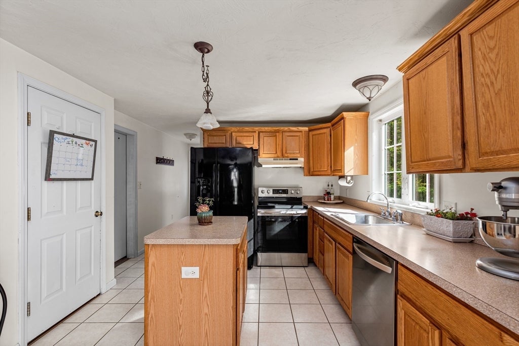 Carver, Massachusetts, 02330, United States, 2 Bedrooms Bedrooms, ,2 BathroomsBathrooms,Residential,For Sale,1983292