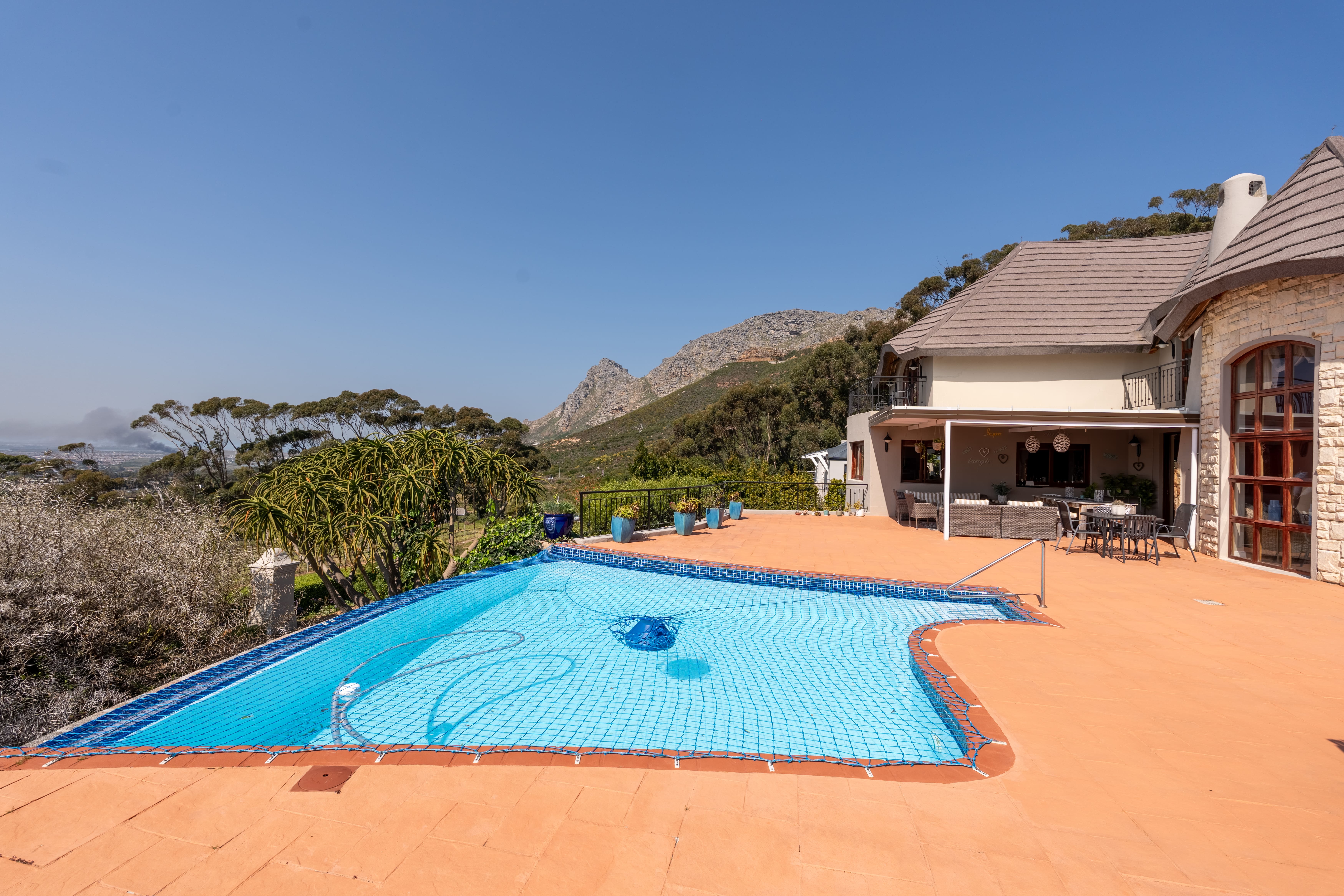  Elevated Family Living with Exceptional Mountain and Valley Views - 物件實景