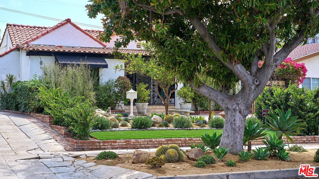 Los Angeles, California, 90004, United States, 4 Bedrooms Bedrooms, ,3 BathroomsBathrooms,Residential,For Sale,1876401