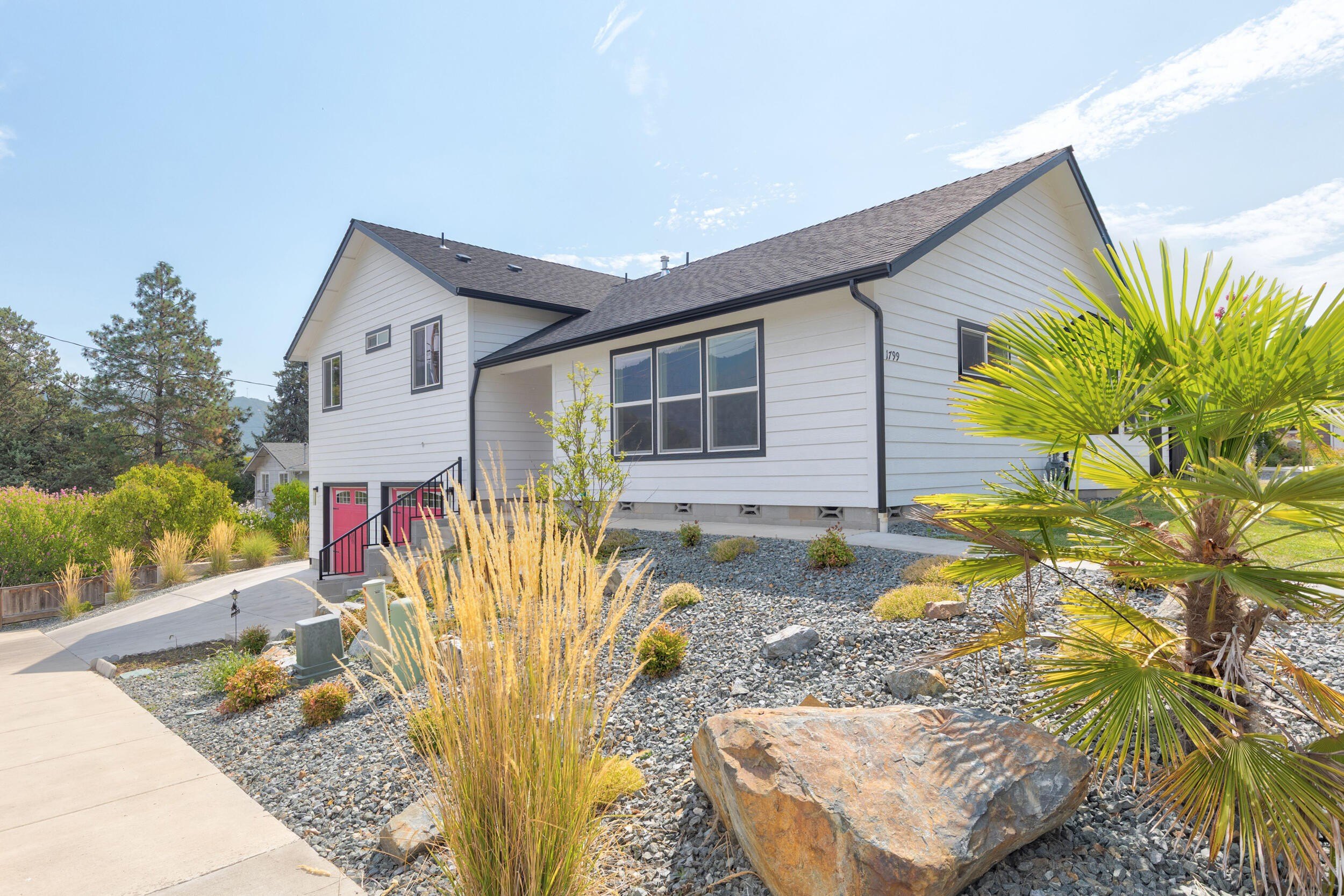 Grants Pass, Oregon, 97526, United States, 5 Bedrooms Bedrooms, ,4 BathroomsBathrooms,Residential,For Sale,1980751