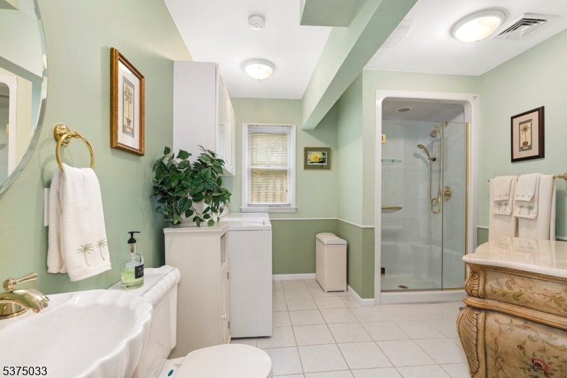Rockaway Twp., New Jersey, 07866, United States, 3 Bedrooms Bedrooms, ,3 BathroomsBathrooms,Residential,For Sale,1906330