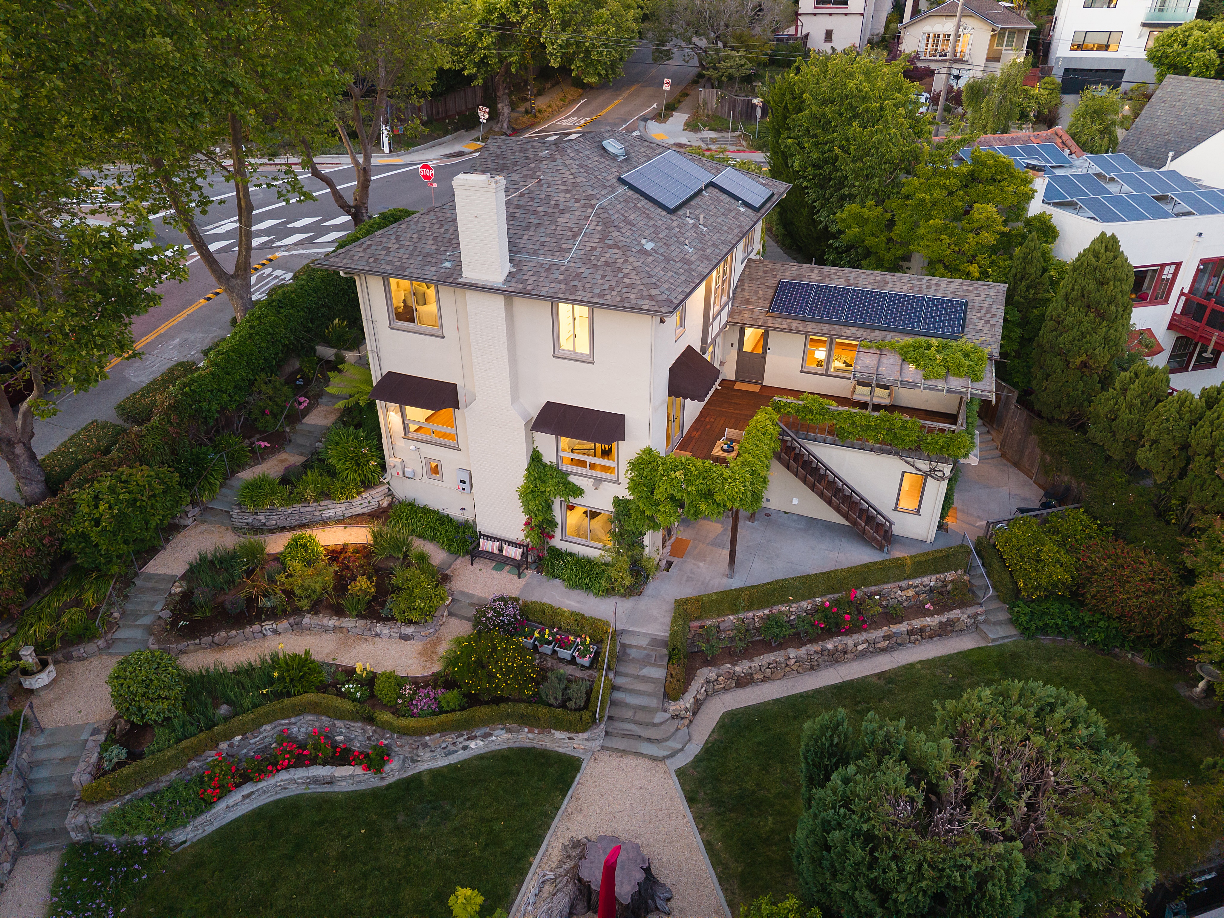  Timeless Berkeley Hills Gem with Spectacular Gardens and Bay Views - 物件實景