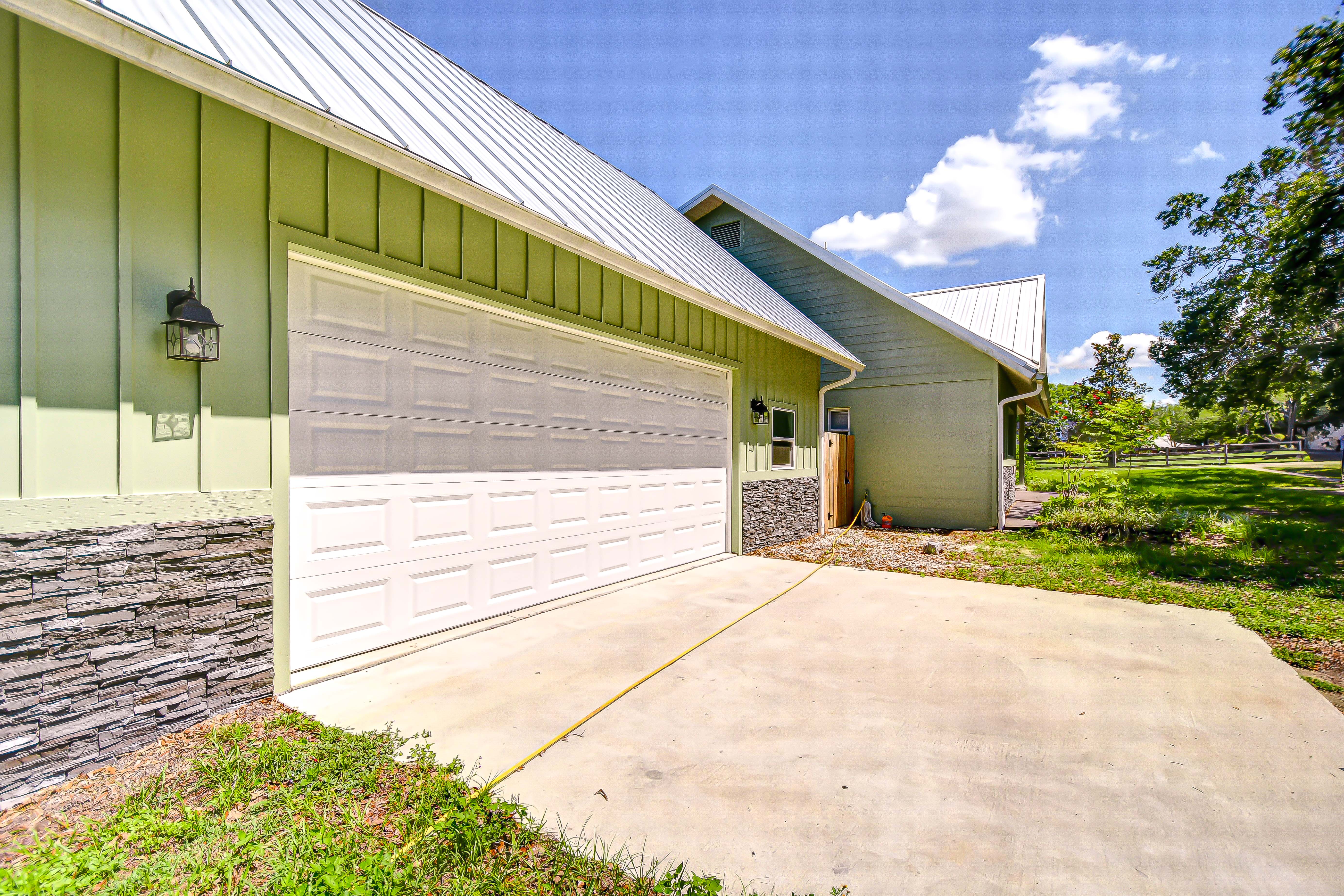 Dade City, Florida, 33523, United States, 4 Bedrooms Bedrooms, ,3 BathroomsBathrooms,Residential,For Sale,1873323