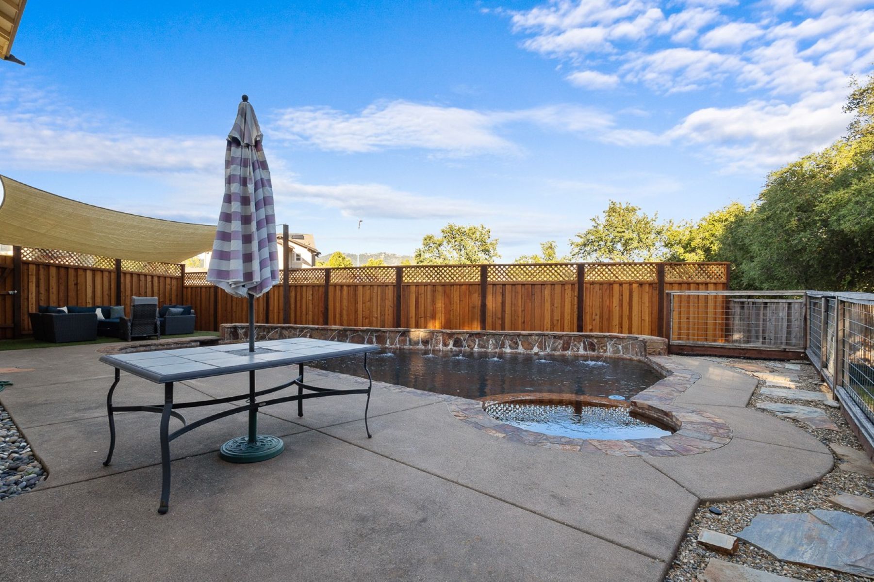  Poolside Living in Cloverdale - 物件實景
