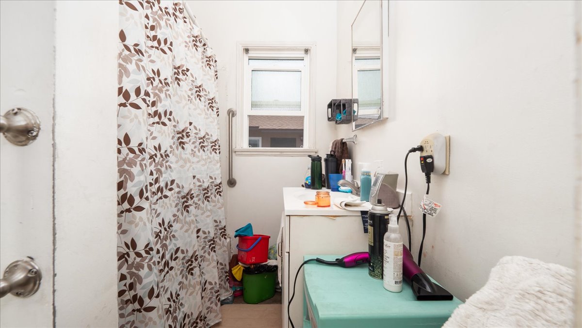 Montebello, California, 90640, United States, 2 Bedrooms Bedrooms, ,2 BathroomsBathrooms,Residential,For Sale,1930342