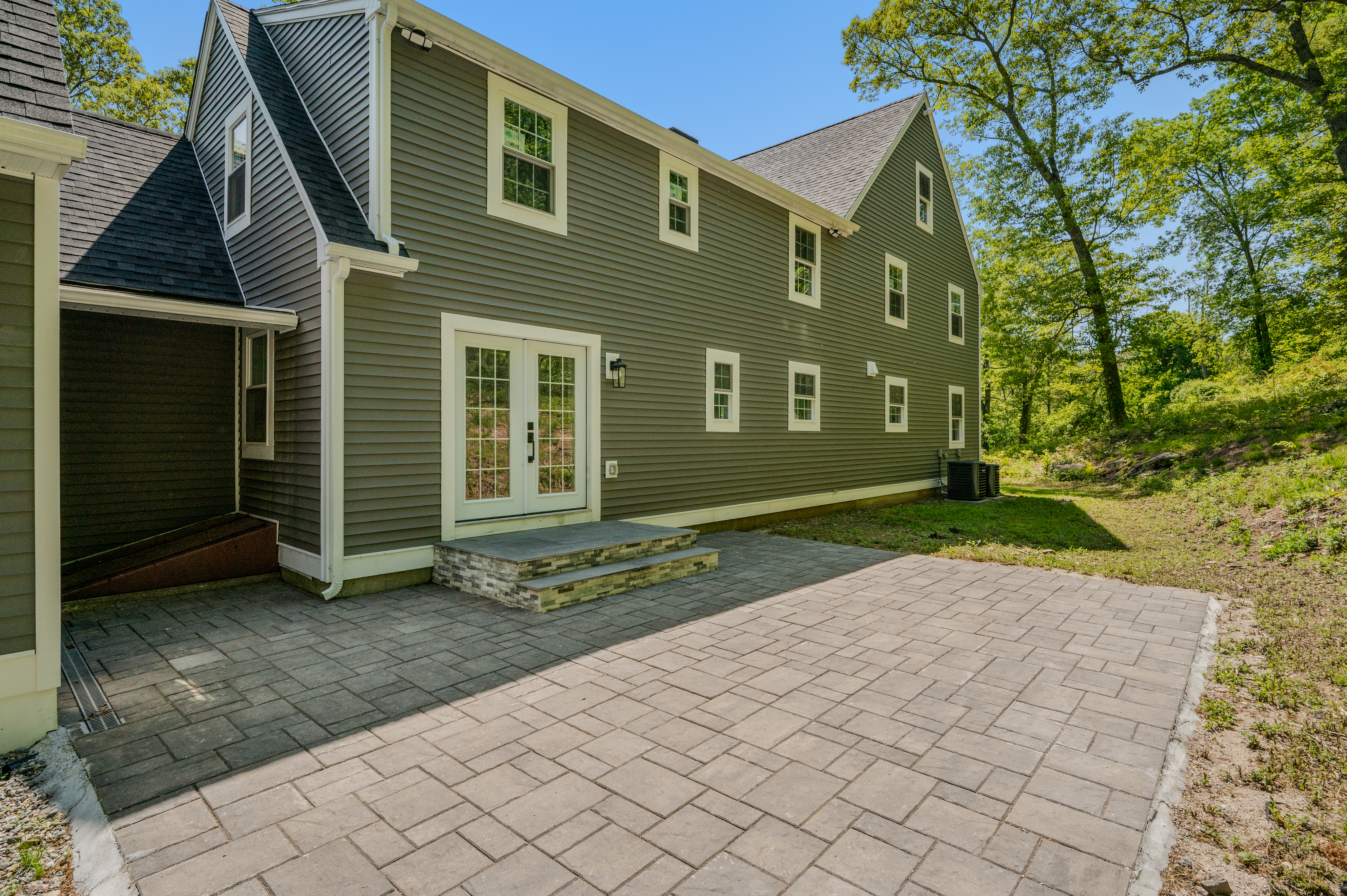  Beautiful and Spacious Colonial Home on 2.55 Acres - 物件實景