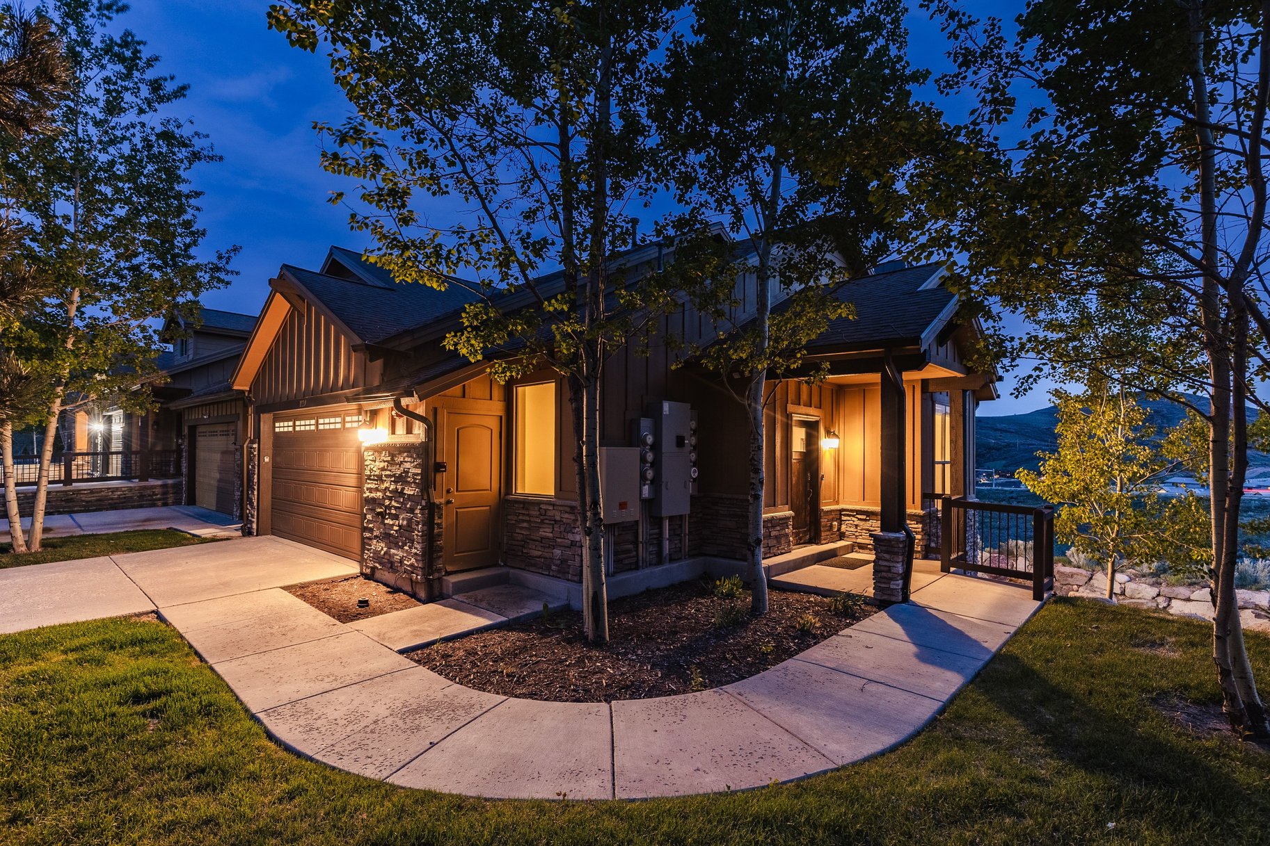  Stunning End-Unit Townhome With Loads of Natural Light - 物件實景