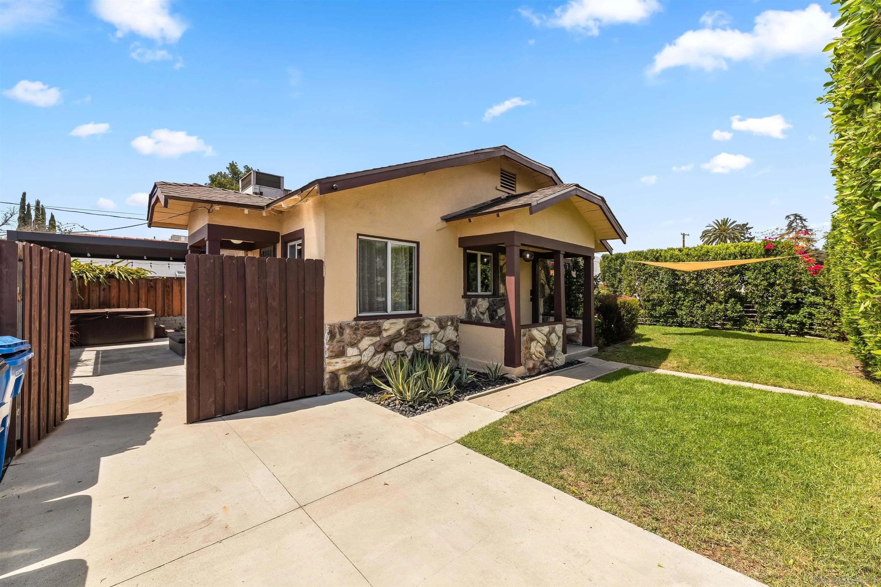 North Hollywood, California, 91601, United States, 2 Bedrooms Bedrooms, ,1 BathroomBathrooms,Residential,For Sale,1992001