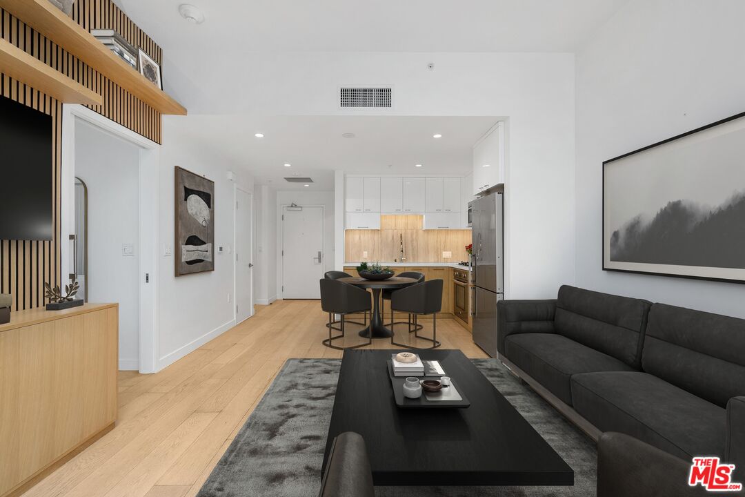 Los Angeles, California, 90013, United States, 1 Bedroom Bedrooms, ,1 BathroomBathrooms,Residential,For Sale,1995837