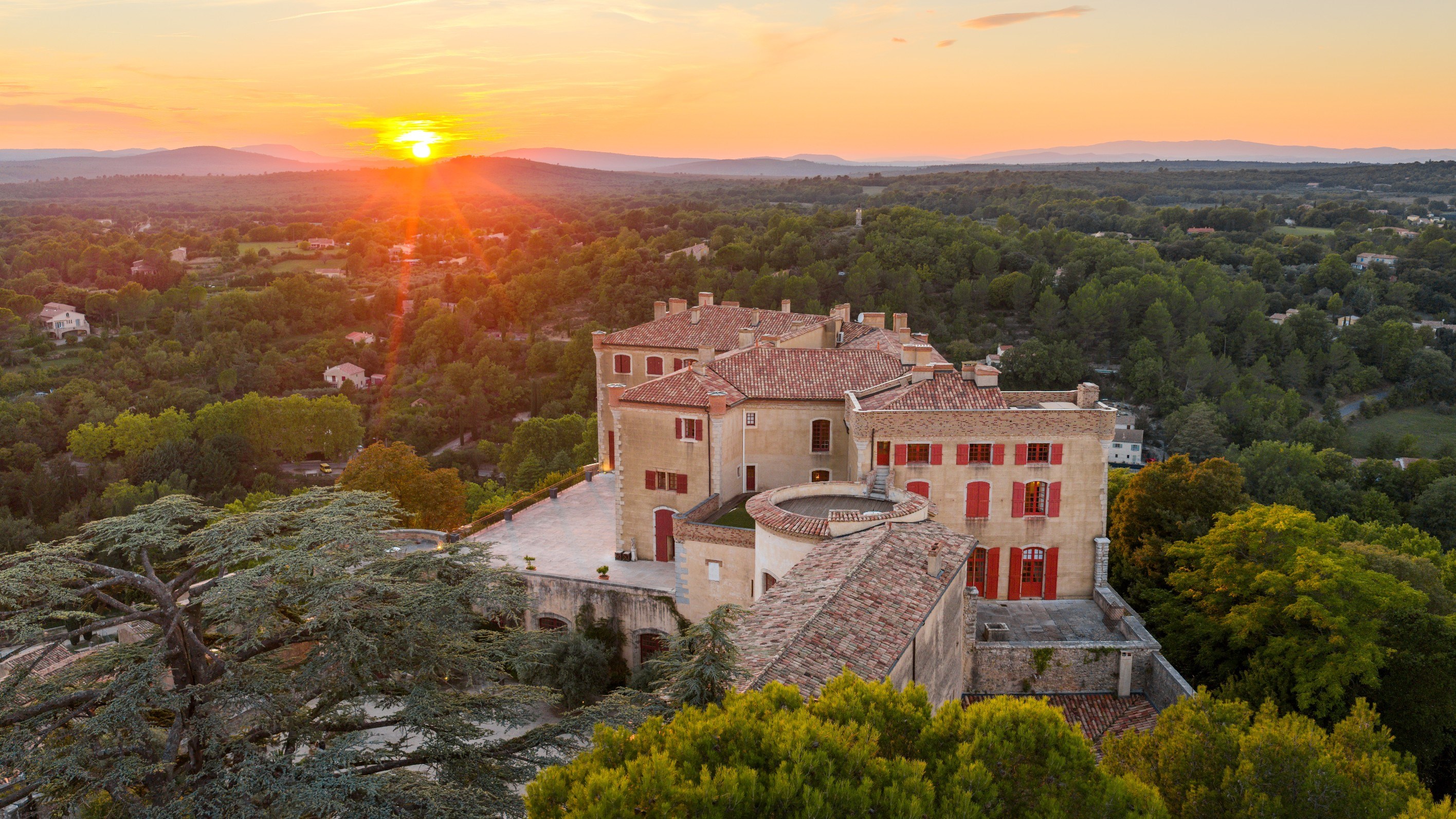 Exceptional Château in Provence – Elegance, History & Refinement - 物件實景