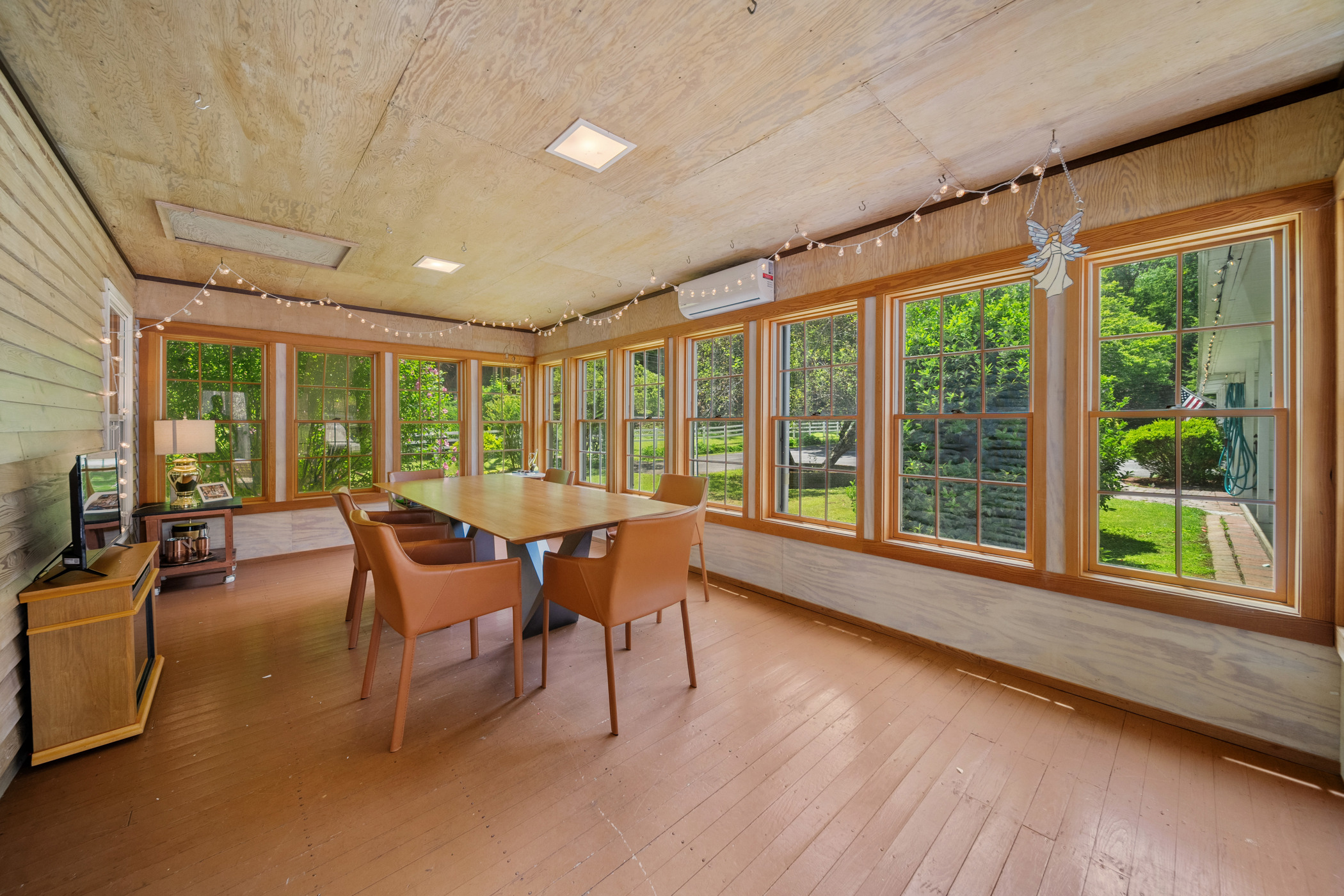 Gatlinburg, Tennessee, 37738, United States, 4 Bedrooms Bedrooms, ,3 BathroomsBathrooms,Residential,For Sale,1974957