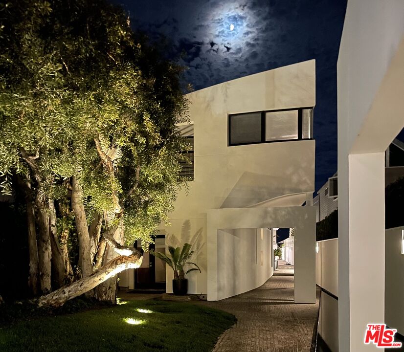 Malibu, California, 90265, United States, 4 Bedrooms Bedrooms, ,6 BathroomsBathrooms,Residential,For Sale,1912115