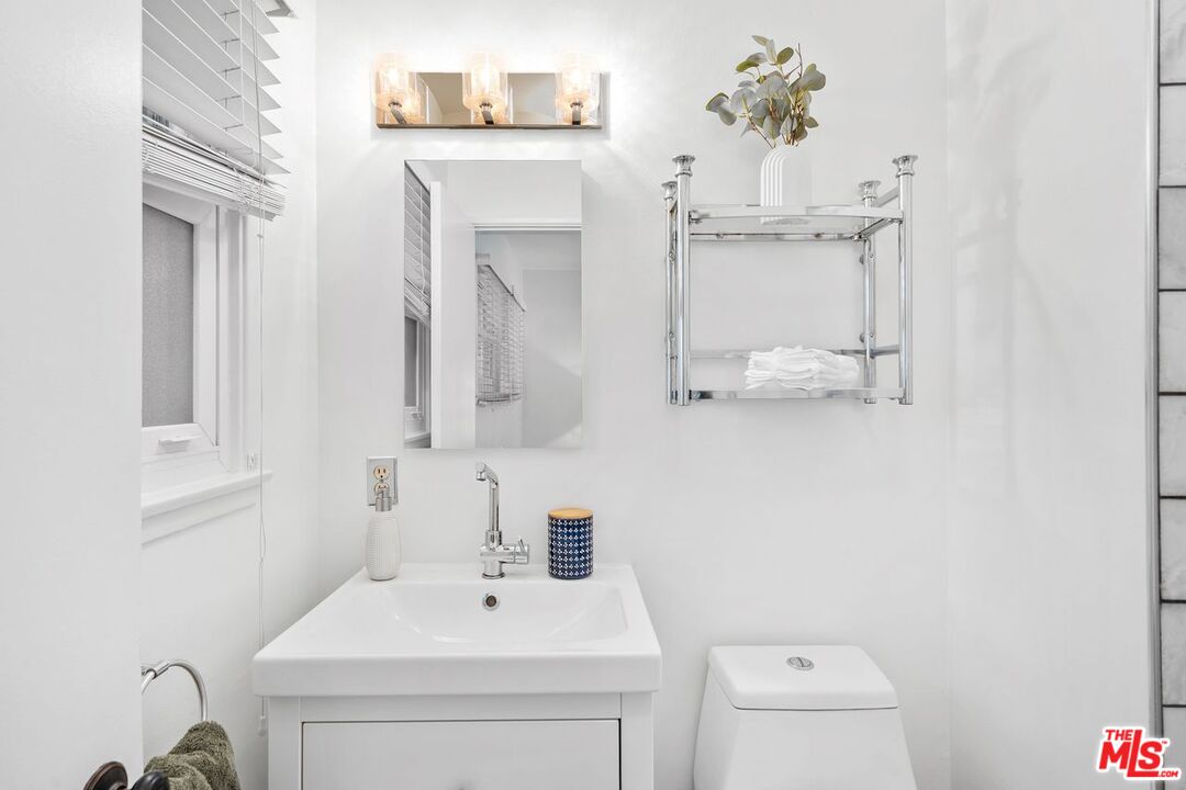 Lake Balboa, California, 91406, United States, 3 Bedrooms Bedrooms, ,1 BathroomBathrooms,Residential,For Sale,1992141