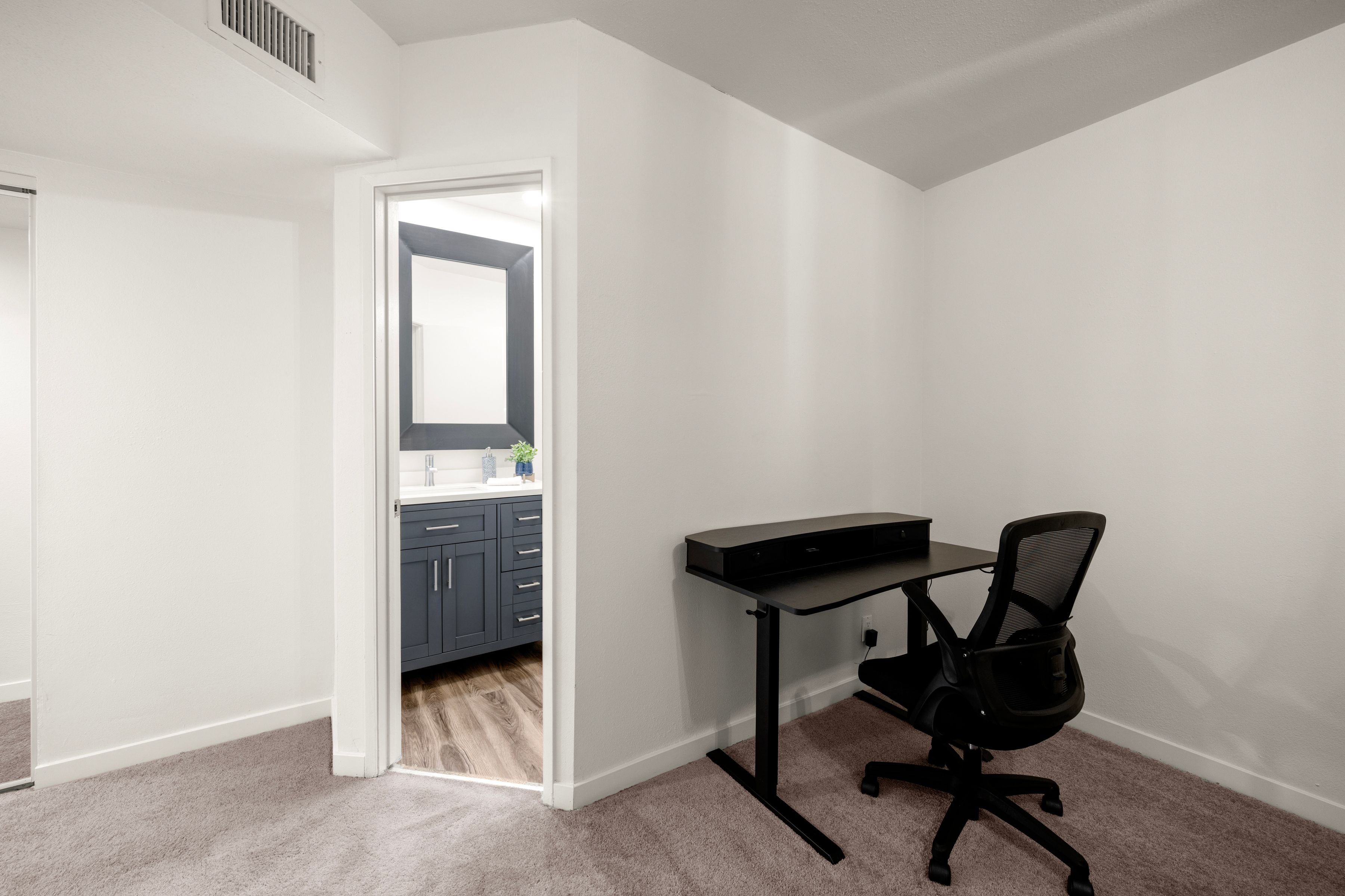  6540 Hayvenhurst Avenue #3 - 物件實景