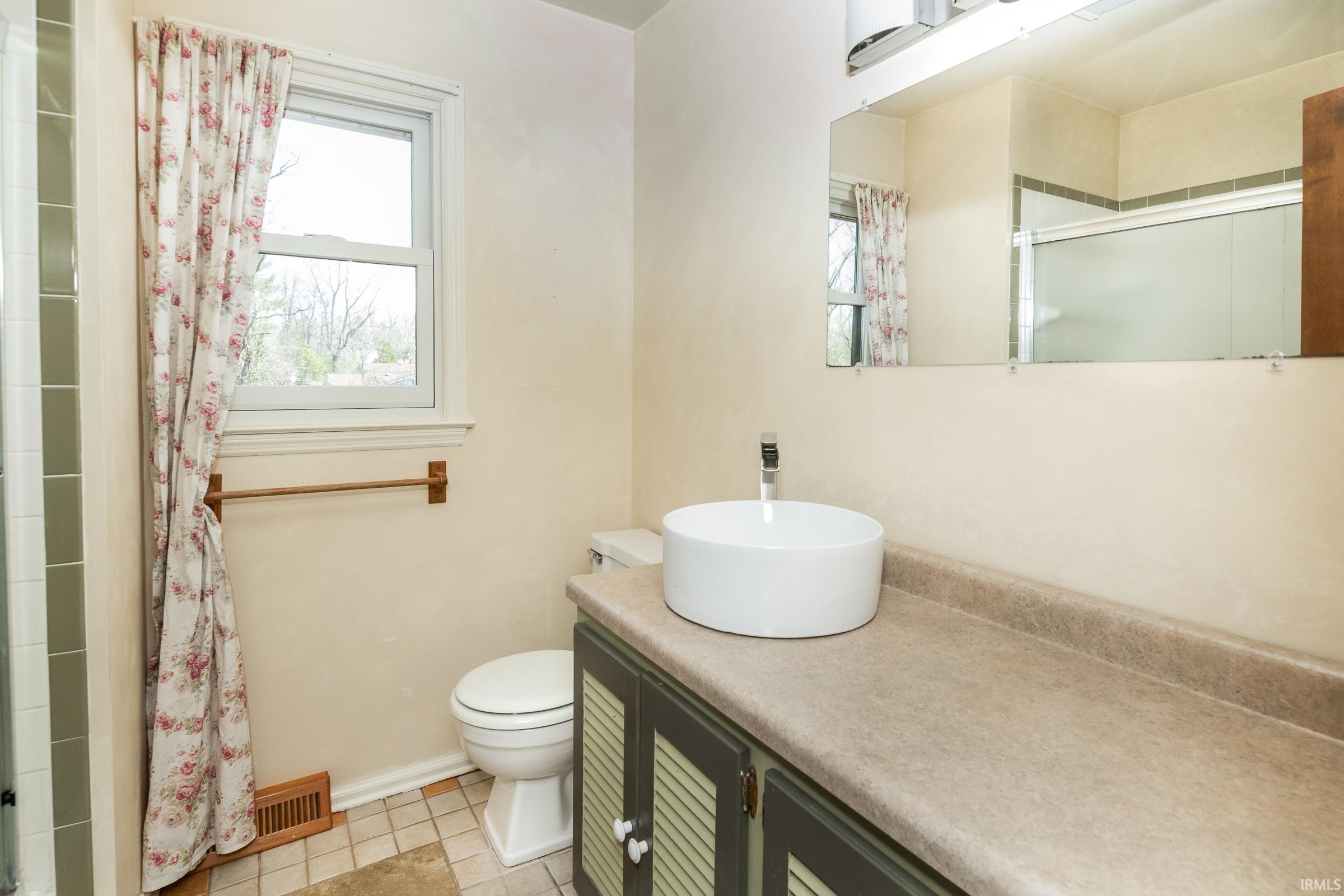 Bloomington, Indiana, 47401, United States, 8 Bedrooms Bedrooms, ,5 BathroomsBathrooms,Residential,For Sale,1988633