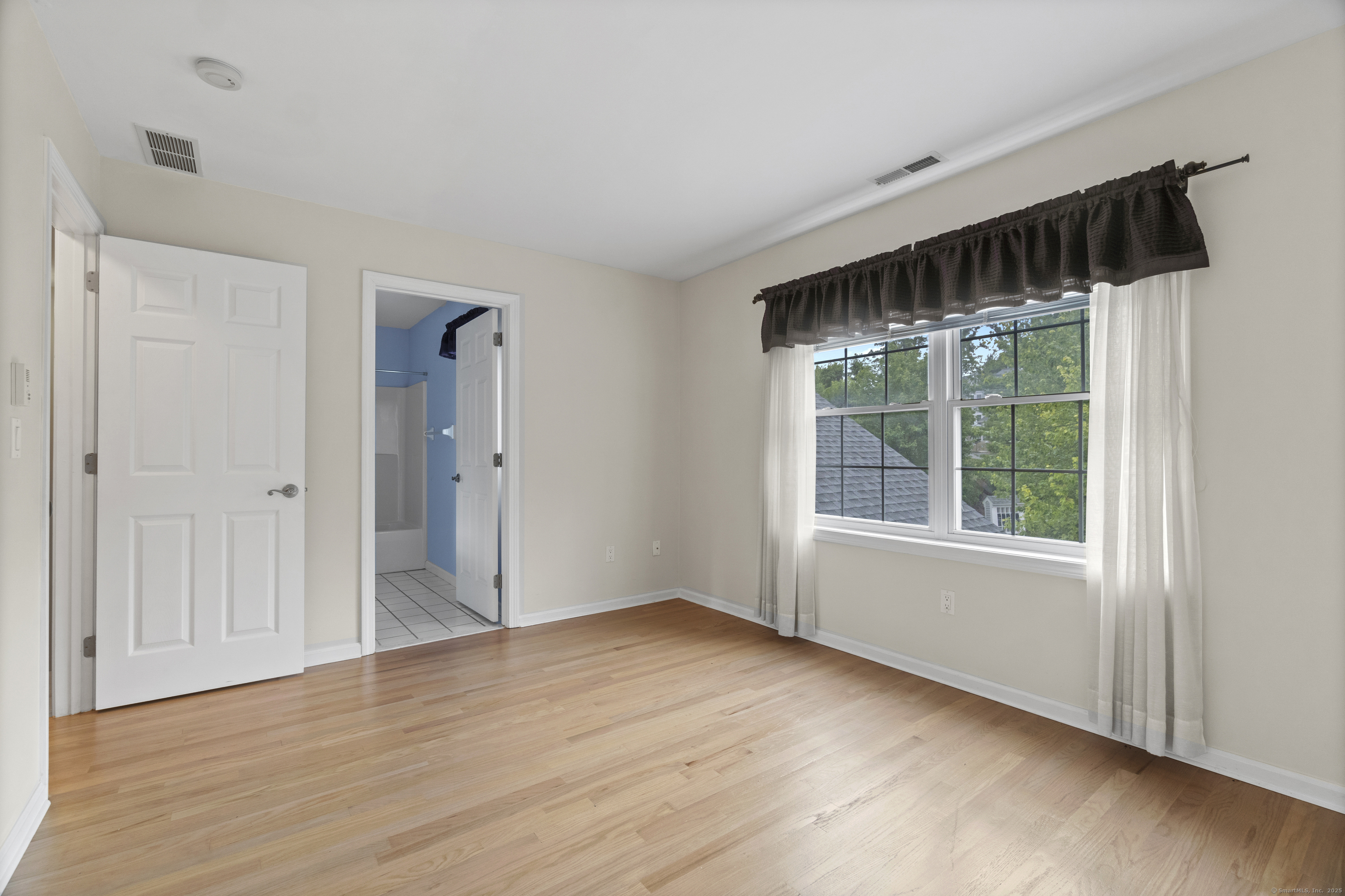 Danbury, Connecticut, 06811, United States, 2 Bedrooms Bedrooms, ,3 BathroomsBathrooms,Residential,For Sale,1932633