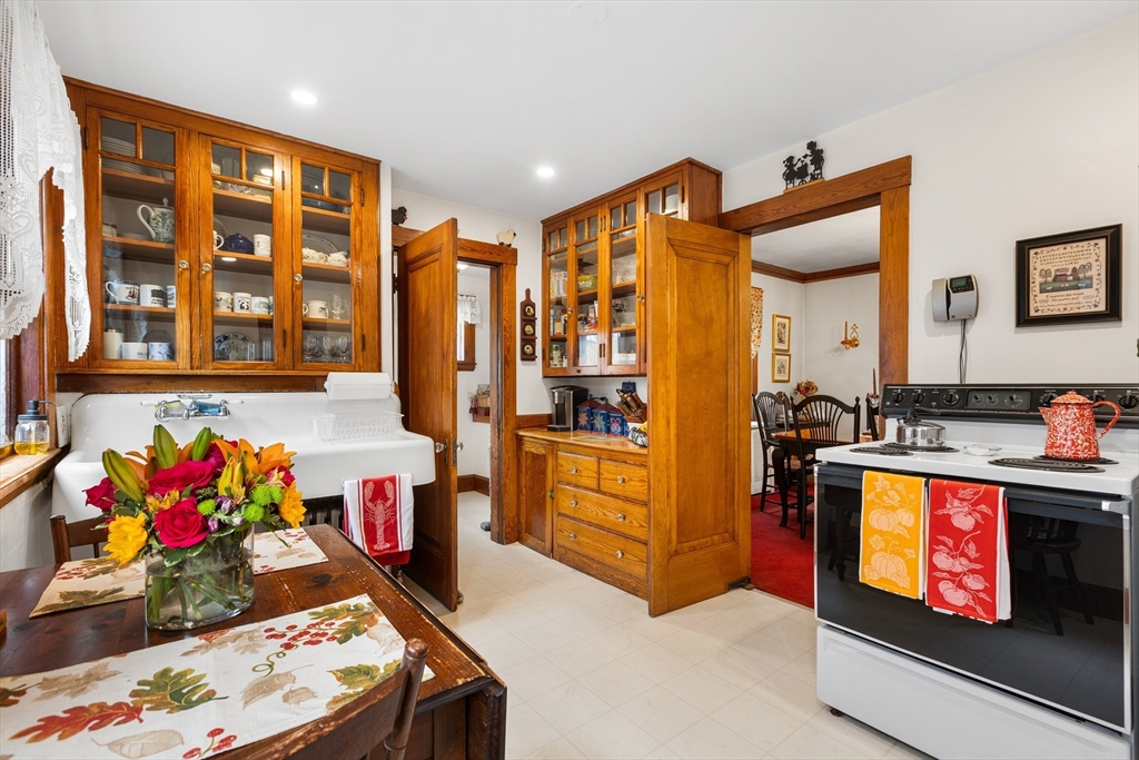 Quincy, Massachusetts, 02170, United States, 3 Bedrooms Bedrooms, ,1 BathroomBathrooms,Residential,For Sale,1988344