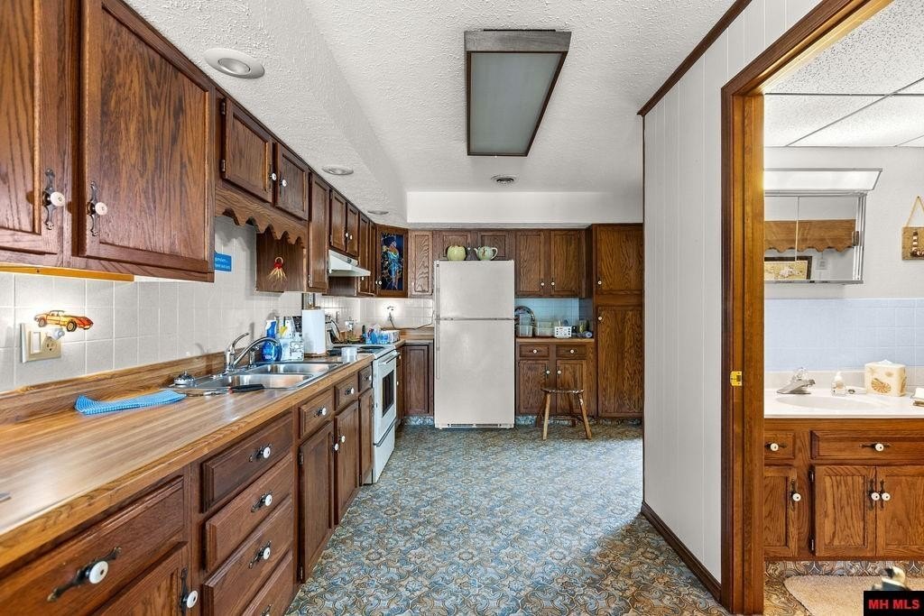 Mountain Home, Arkansas, 72653, United States, 3 Bedrooms Bedrooms, ,4 BathroomsBathrooms,Residential,For Sale,2025116