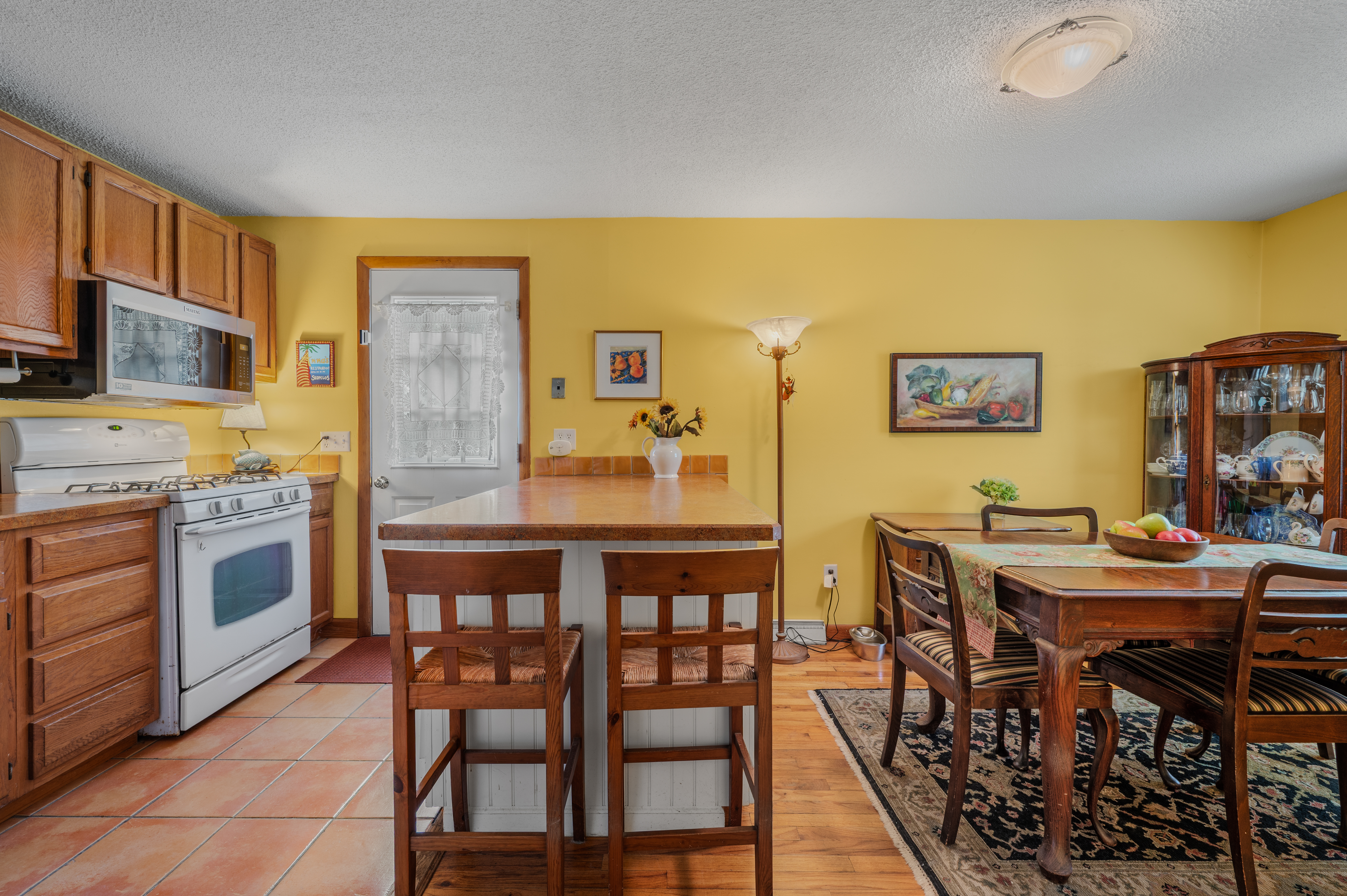  Discover easy coastal living in this sun-drenched Niantic townhouse. - 物件實景