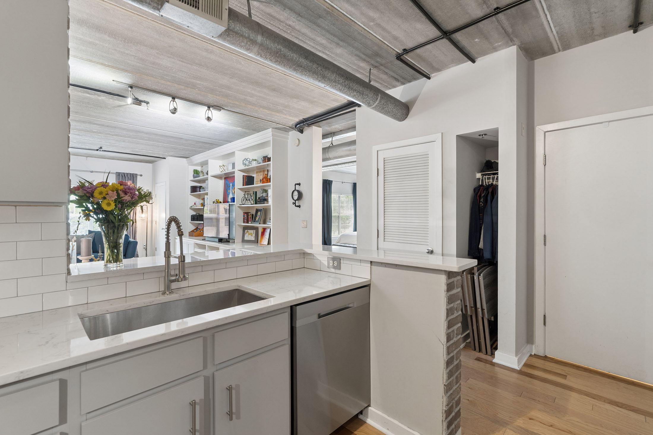  Spacious Heart-of-Midtown Condo - 物件實景