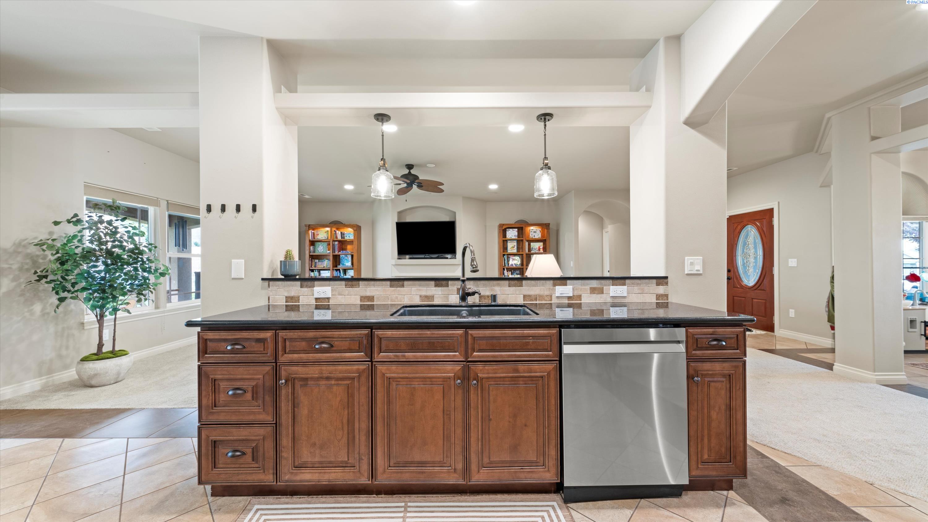 Kennewick, Washington, 99337, United States, 3 Bedrooms Bedrooms, ,2 BathroomsBathrooms,Residential,For Sale,1941817