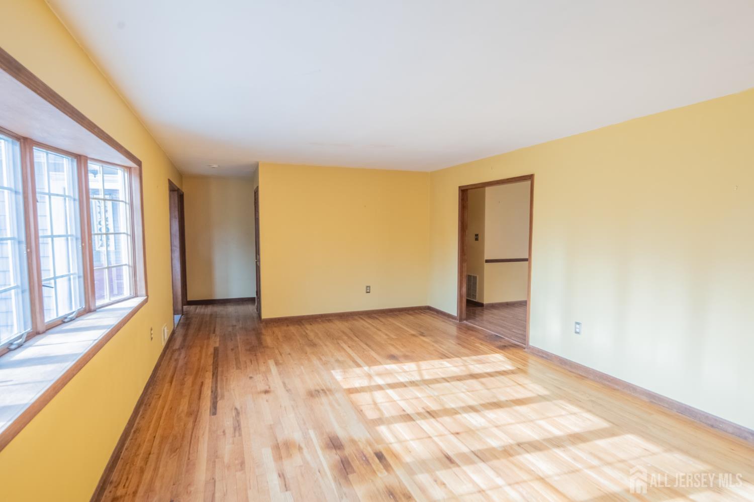 East Brunswick, New Jersey, 08816, United States, 3 Bedrooms Bedrooms, ,2 BathroomsBathrooms,Residential,For Sale,2002265