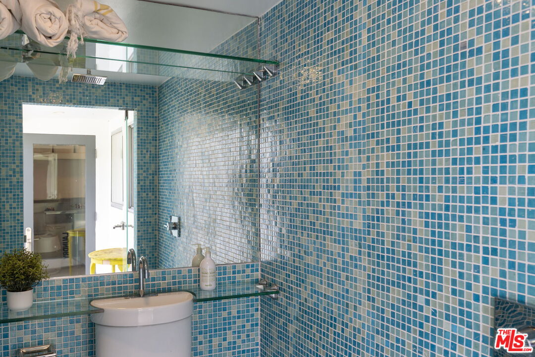 Los Angeles, California, 90068, United States, 3 Bedrooms Bedrooms, ,4 BathroomsBathrooms,Residential,For Sale,1839885