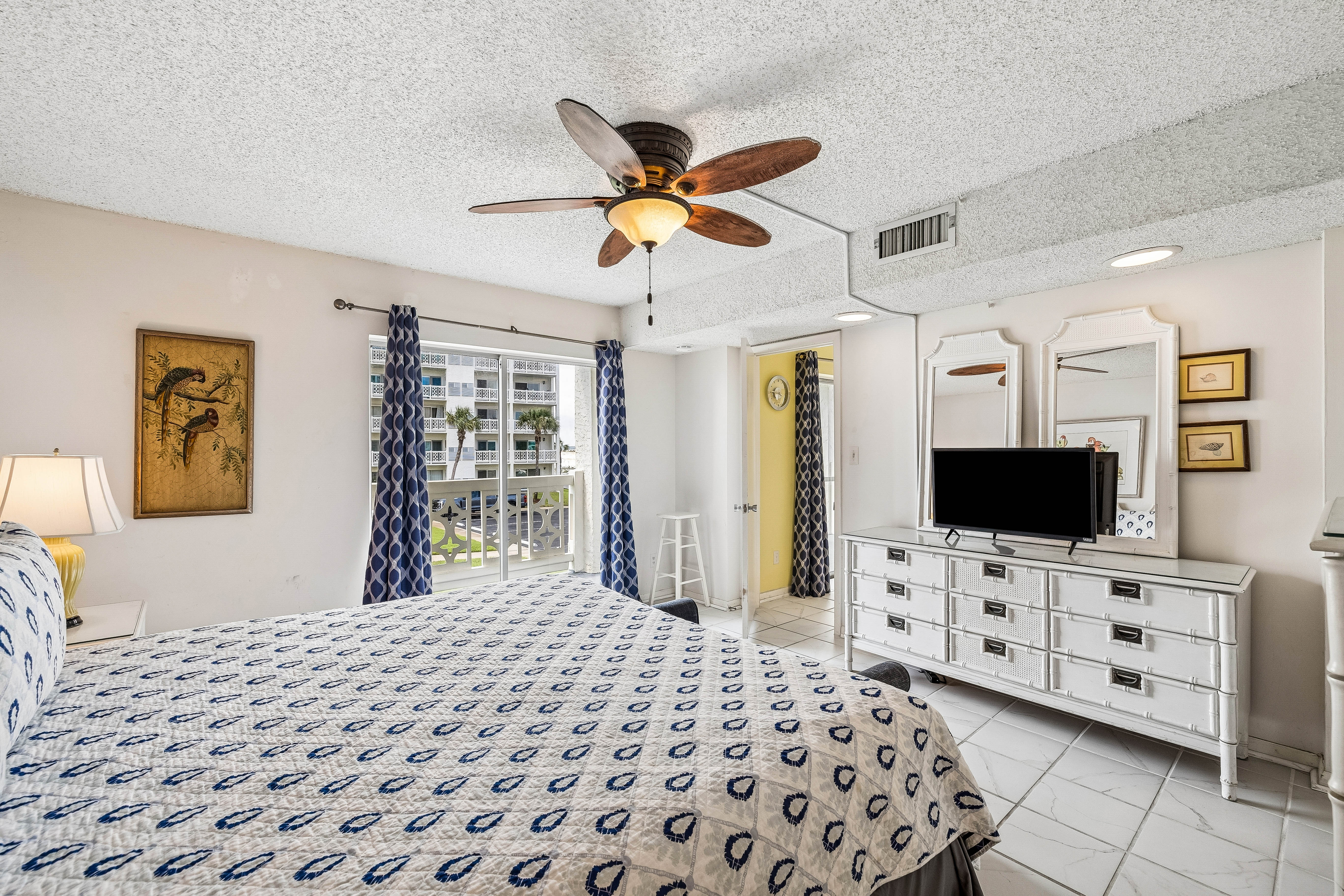  Gulf-Front Corner Retreat In Sought-After Community Near Amenities - 物件實景