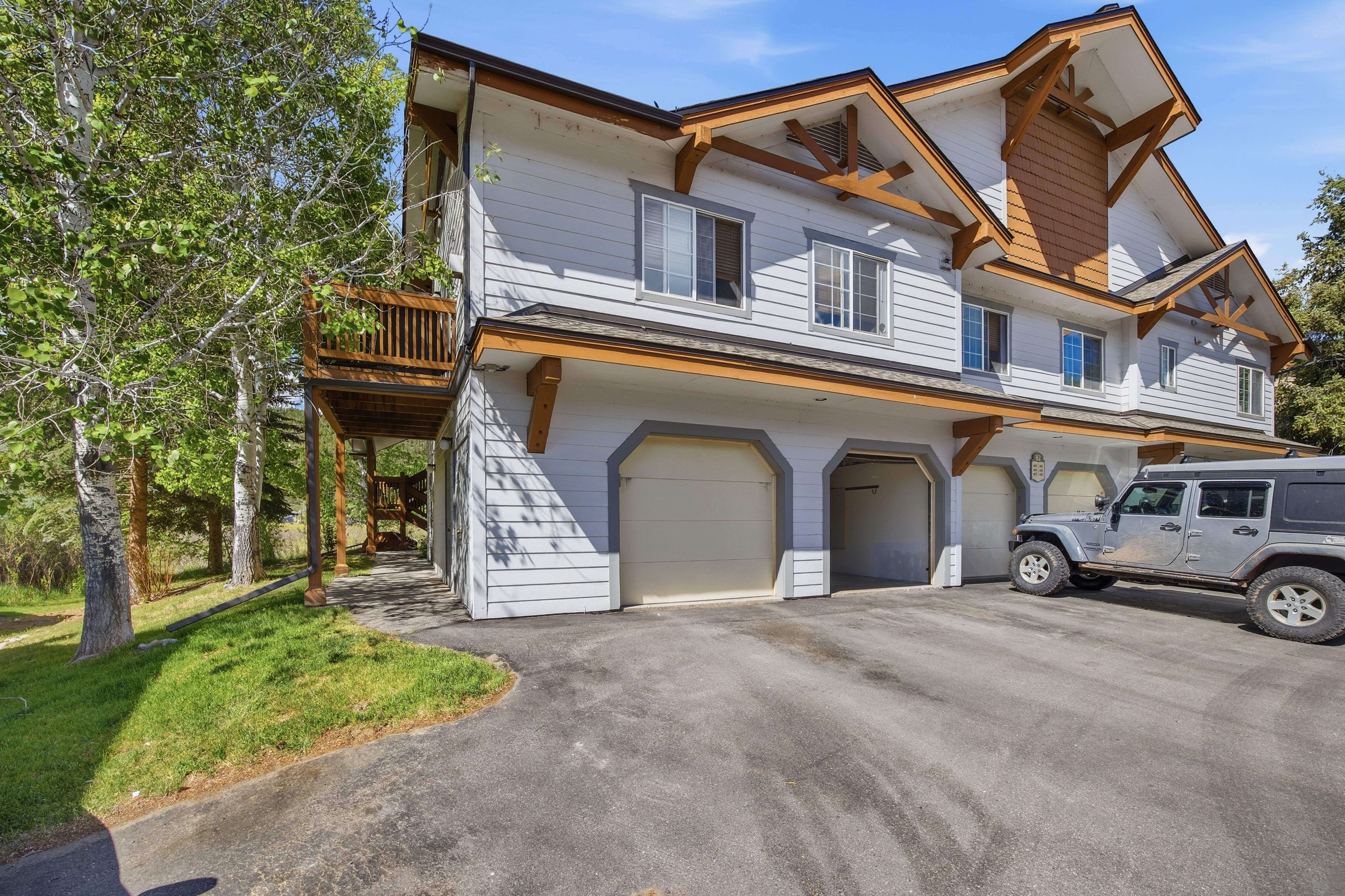  South-Facing End-Unit Residence With Beautiful River and Mountain views - 物件實景