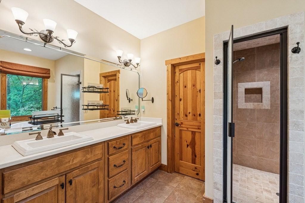 Ellijay, Georgia, 30540, United States, 3 Bedrooms Bedrooms, ,4 BathroomsBathrooms,Residential,For Sale,1952402