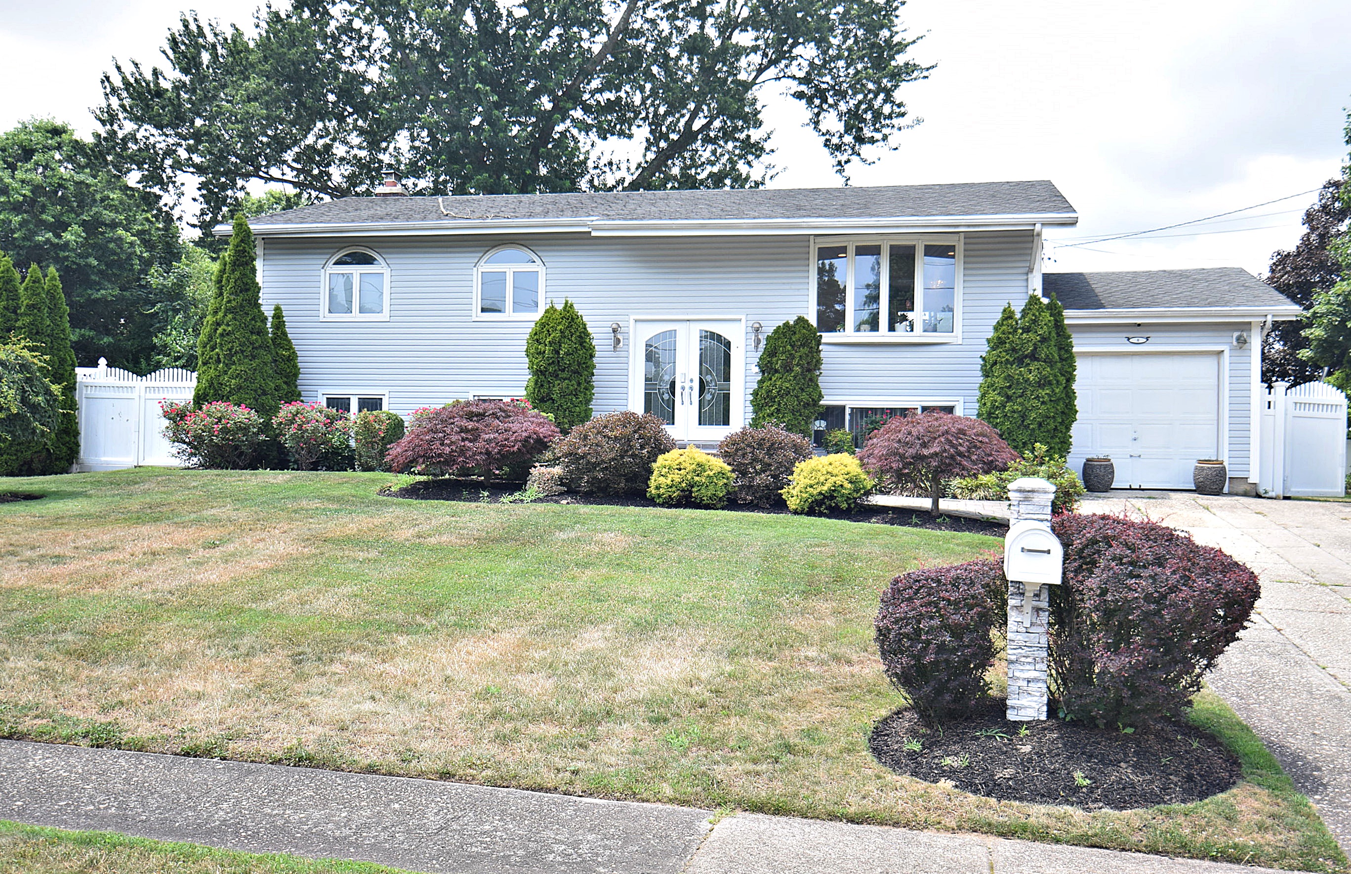 Wheatley Heights, New York, 11798, United States, 5 Bedrooms Bedrooms, ,2 BathroomsBathrooms,Residential,For Sale,1892743