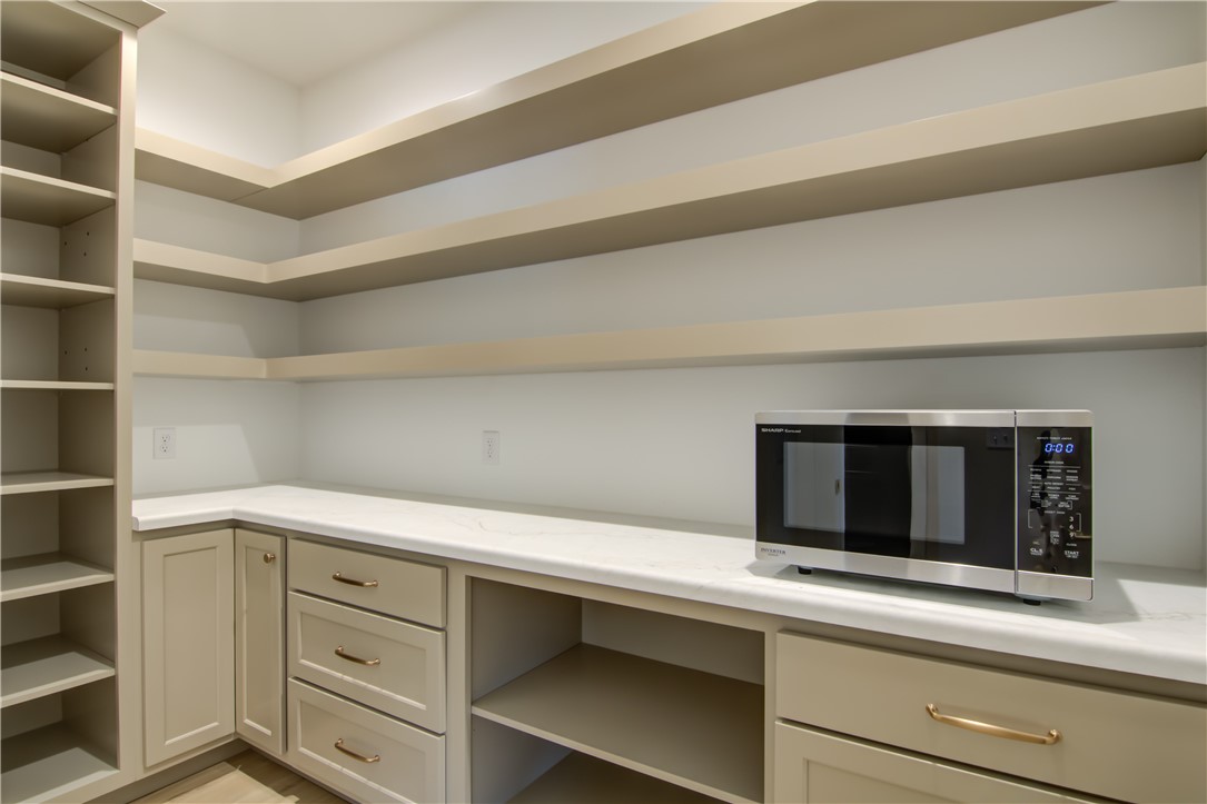 Eau Claire, Wisconsin, 54701, United States, 5 Bedrooms Bedrooms, ,3 BathroomsBathrooms,Residential,For Sale,1983873