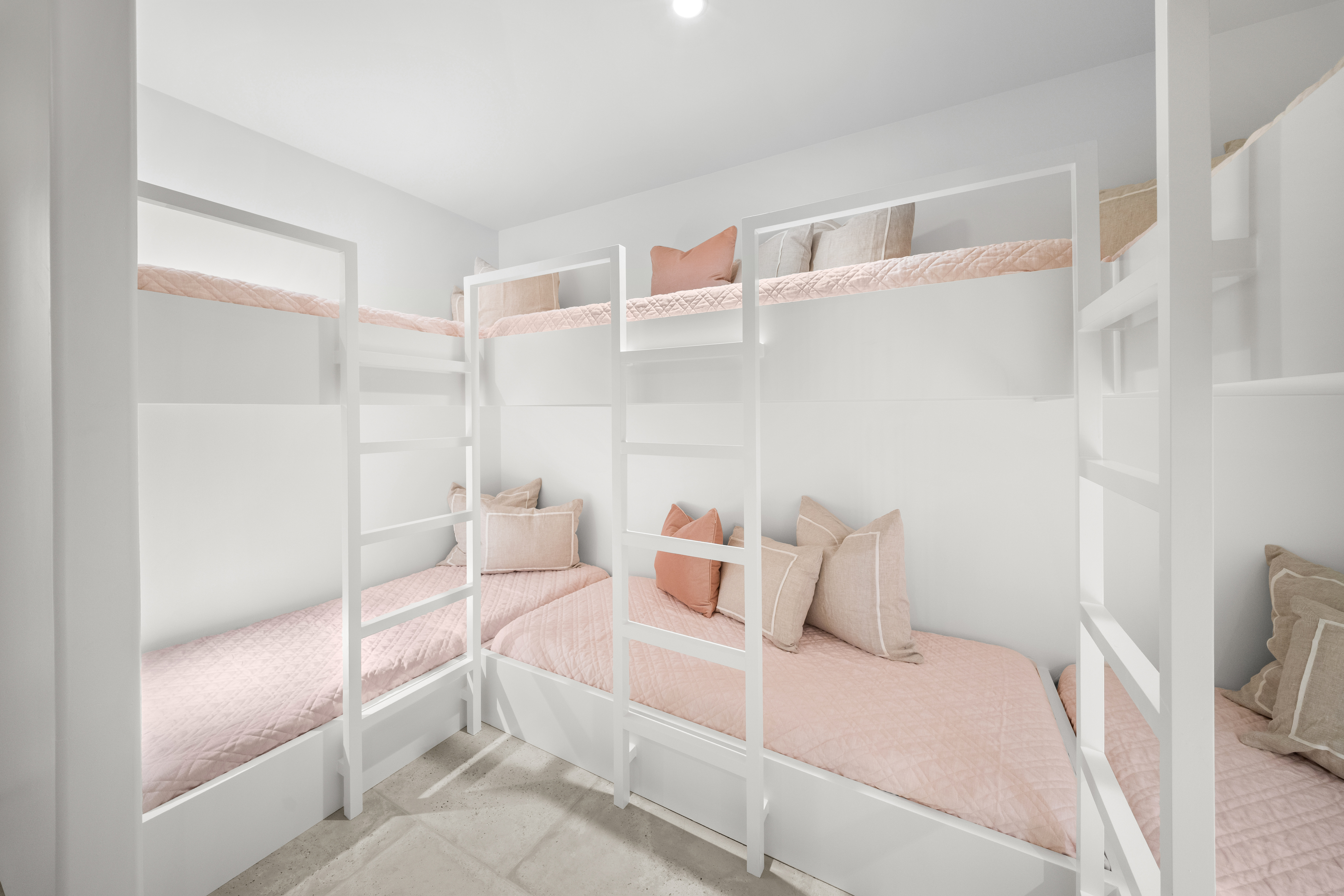  Architectural Gem With Pool And Carriage House - 物件實景