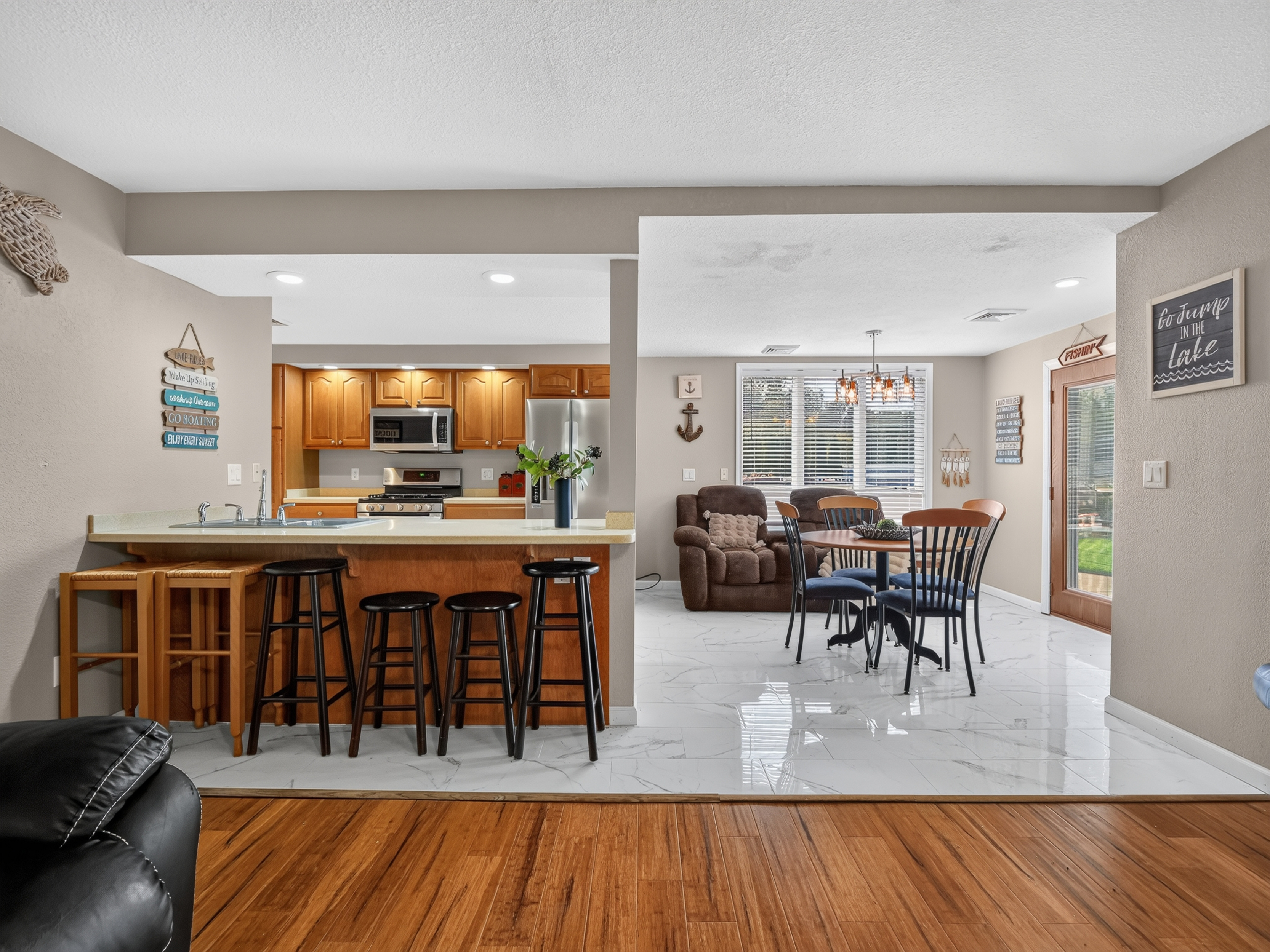  5 Bedroom Home with Lake Wawasee Channel Frontage - 物件實景