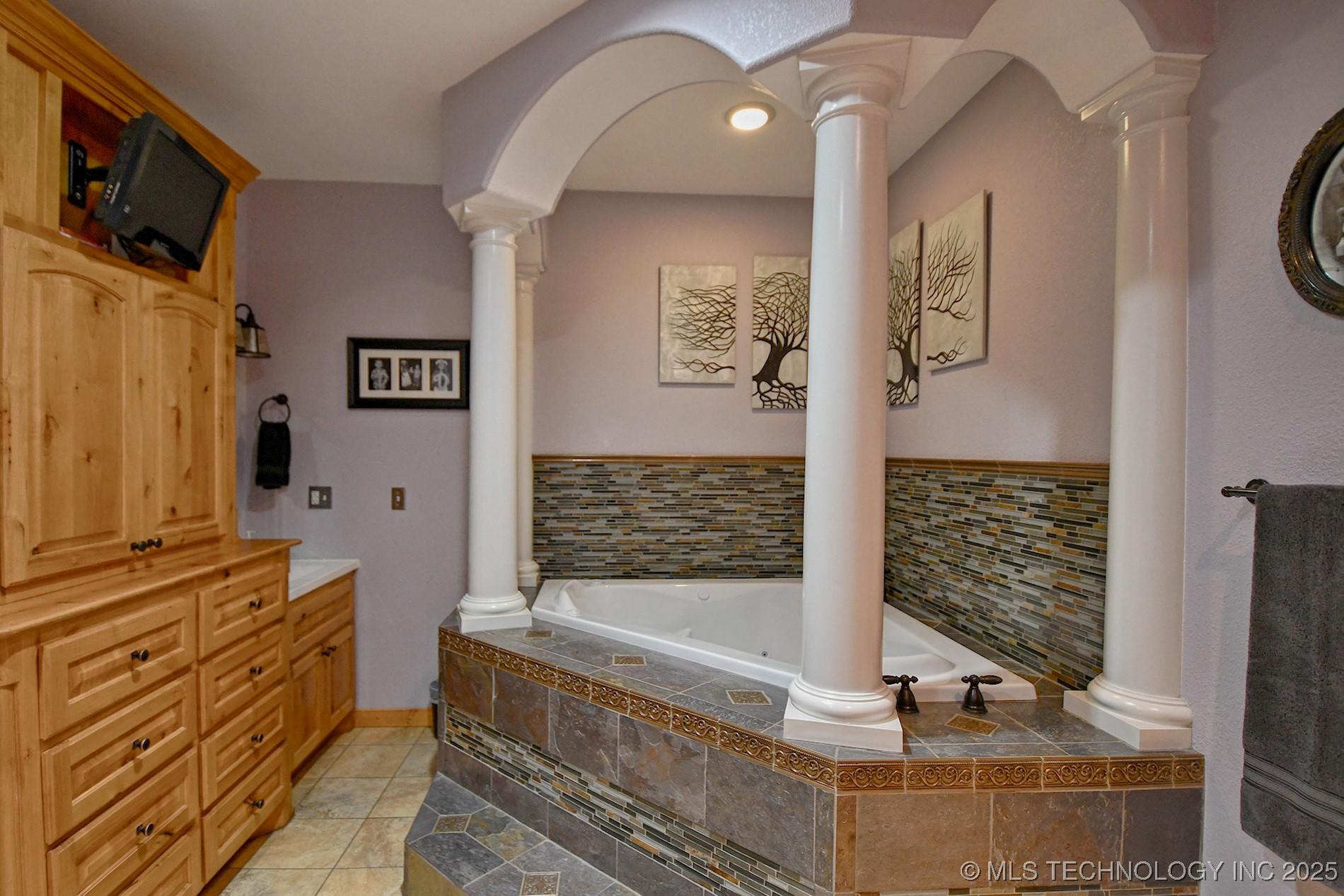 Sallisaw, Oklahoma, 74955, United States, 3 Bedrooms Bedrooms, ,3 BathroomsBathrooms,Residential,For Sale,2009698