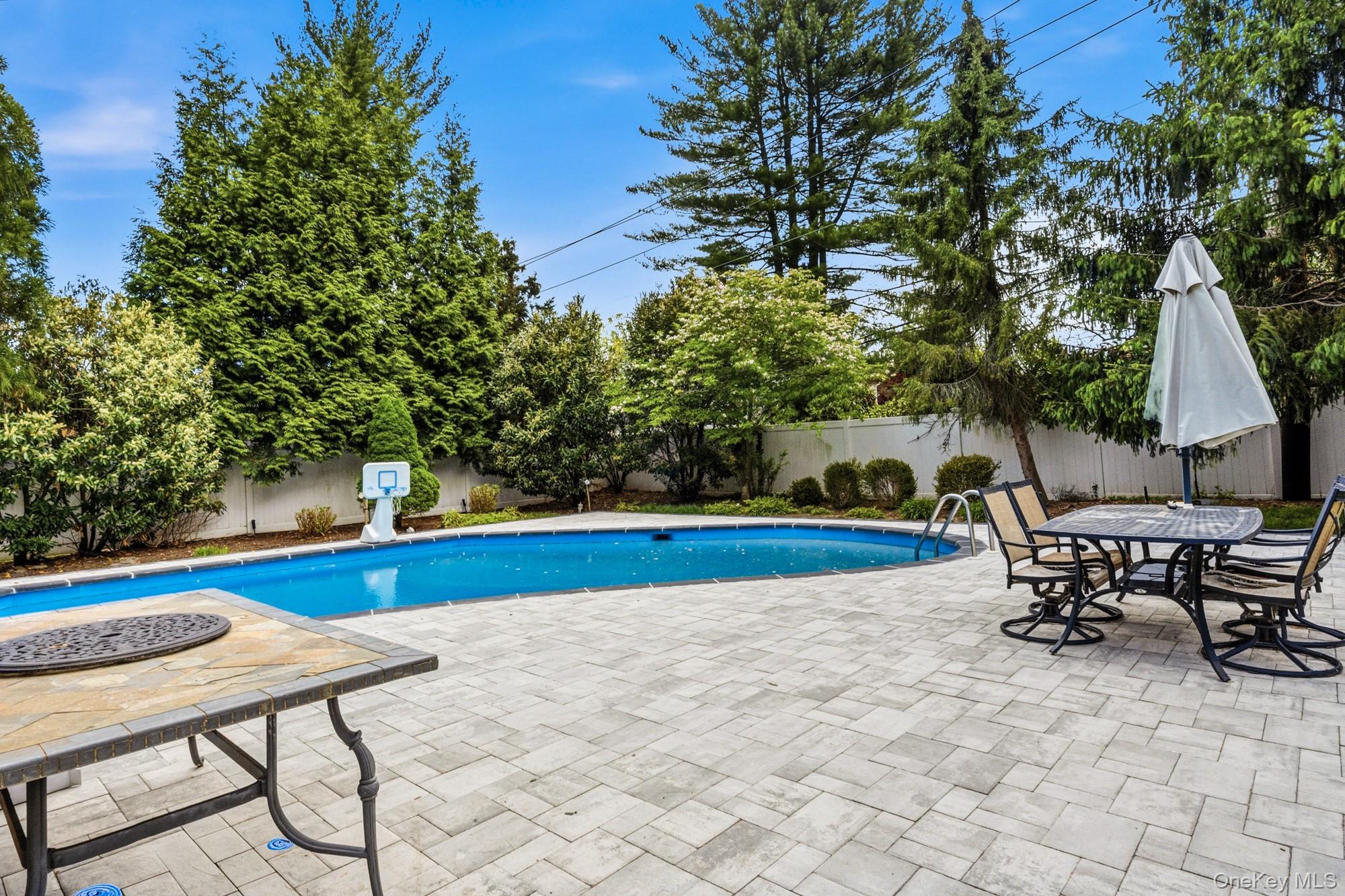  18 Sherwood Lane, Roslyn Heights, NY, 11577 - 物件實景