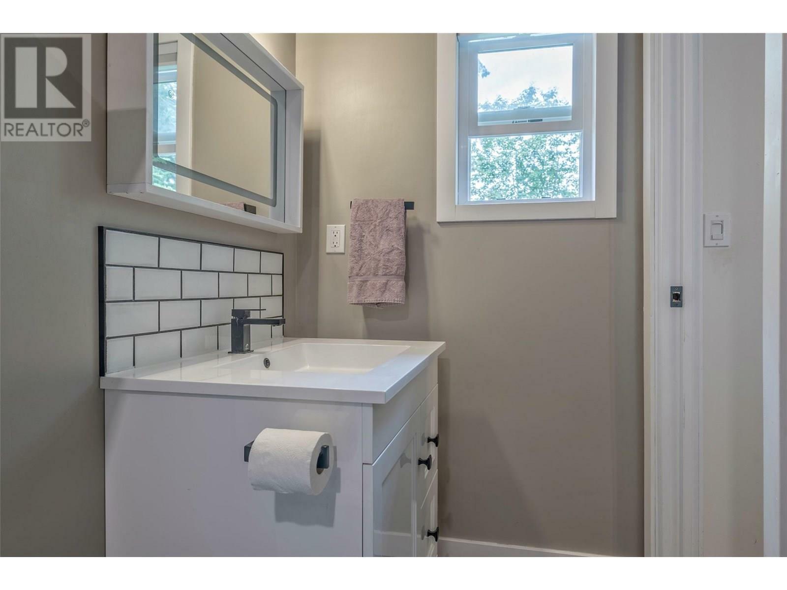 SPALLUMCHEEN, British Columbia, V4Y 0S6, CA, 3 Bedrooms Bedrooms, ,3 BathroomsBathrooms,Residential,For Sale,1874999