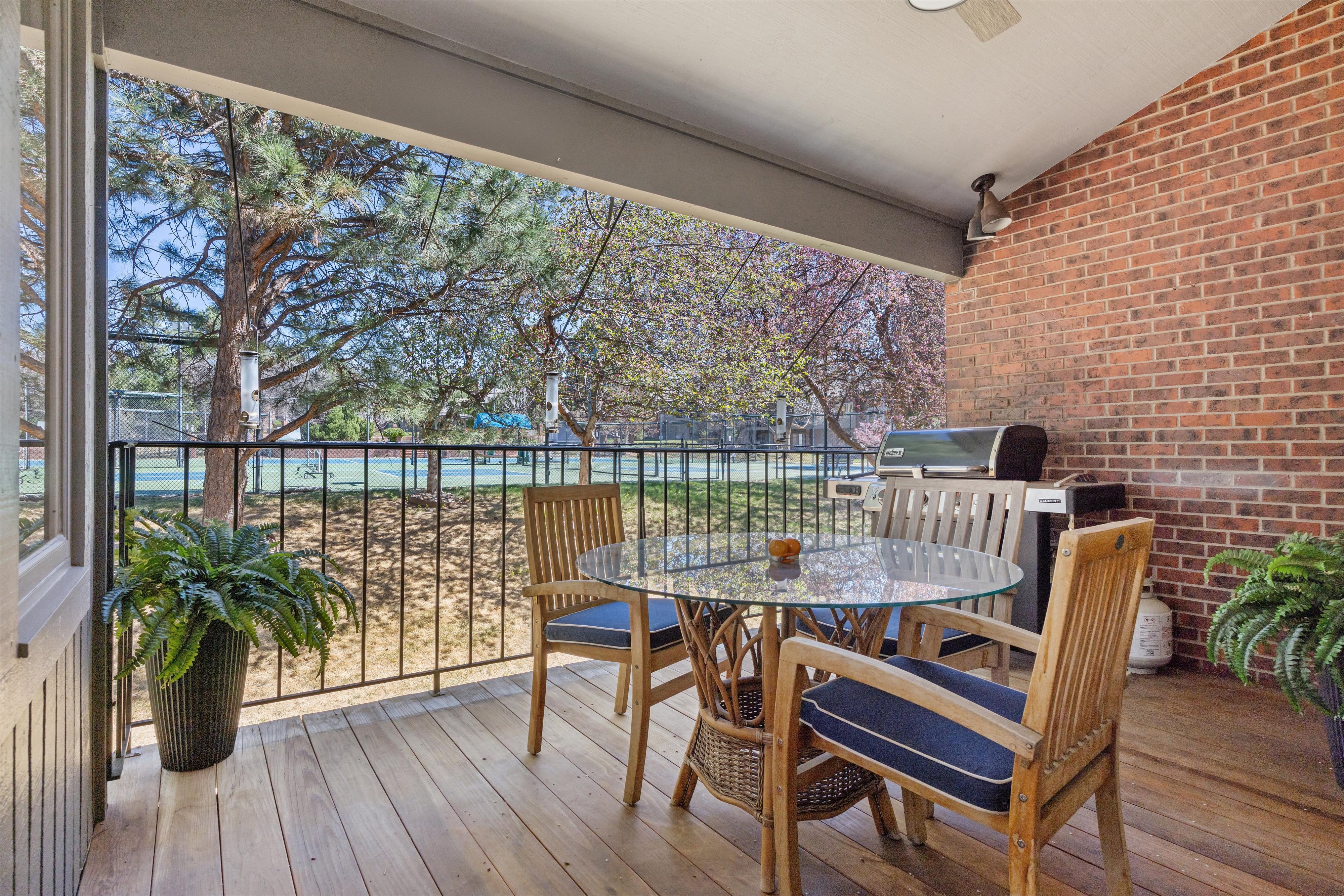  A Rare Offering: Five Bedrooms & Four Bathrooms Thoughtfully Designed Townhome - 物件實景