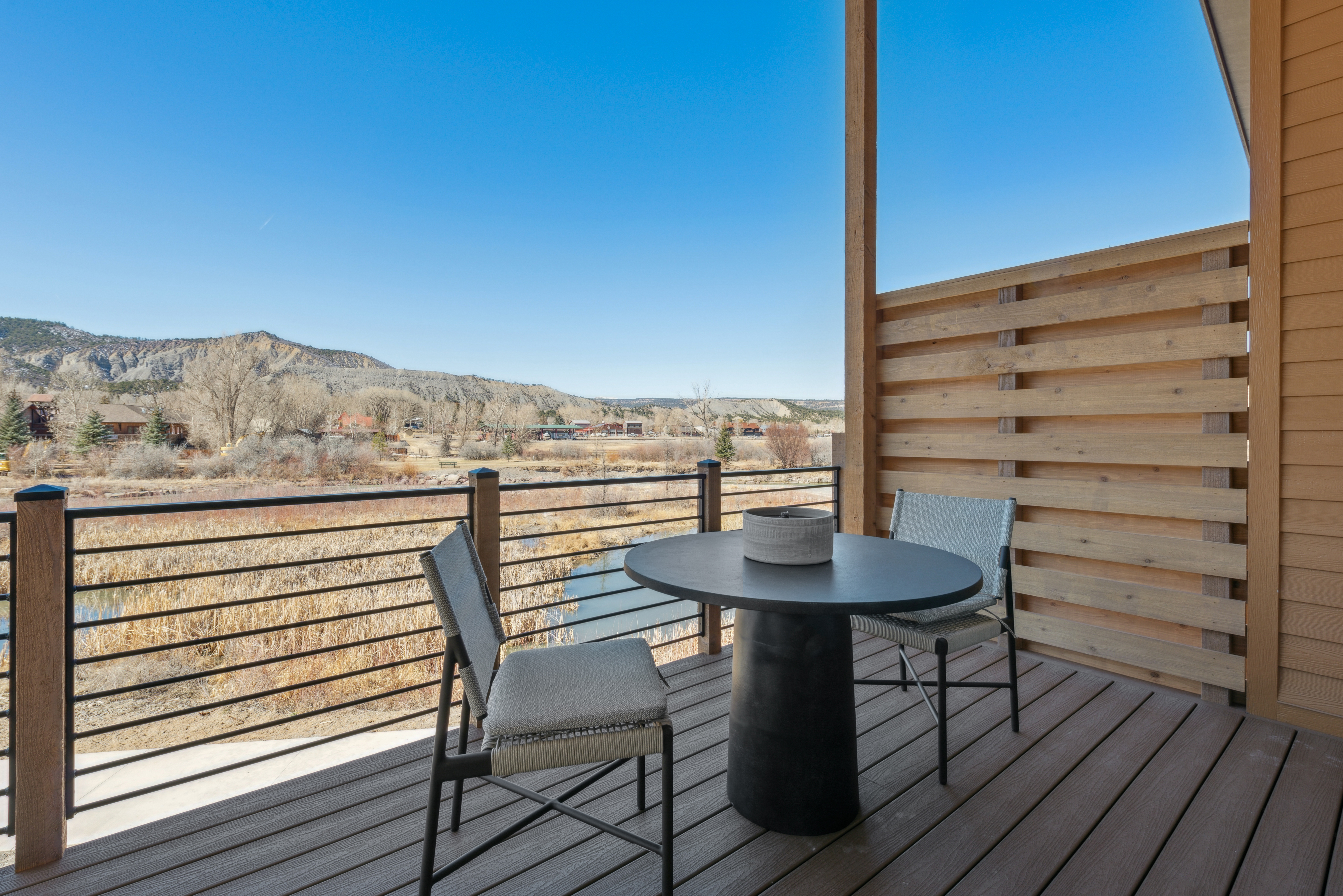  Second-floor Penthouse Unit with Vaulted Ceilings. - 物件實景