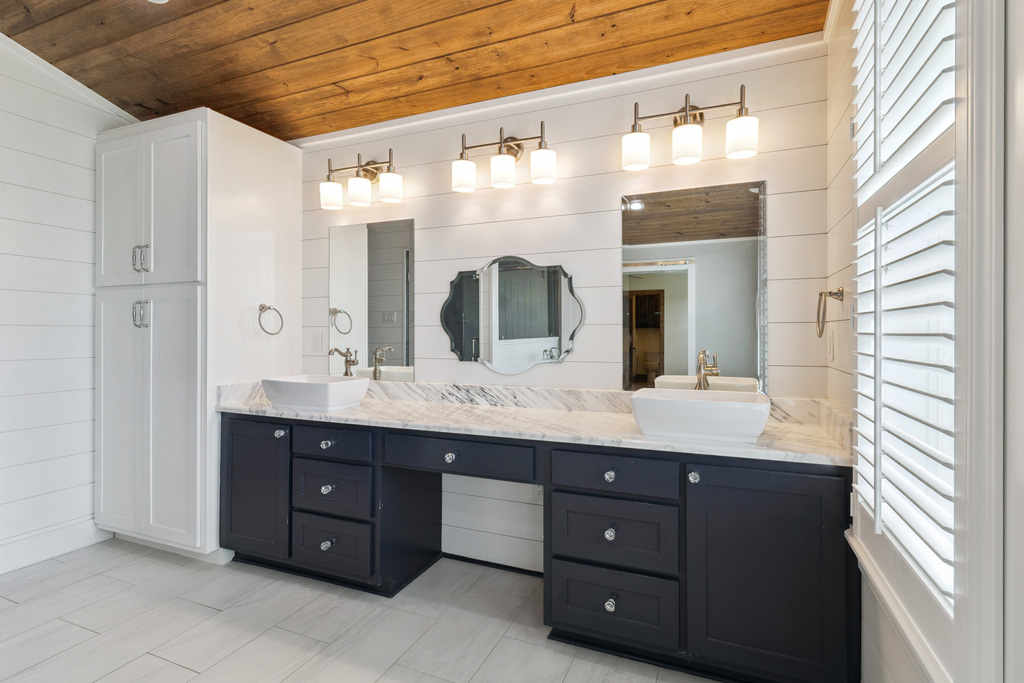 Mabank, Texas, 75147, United States, 2 Bedrooms Bedrooms, ,3 BathroomsBathrooms,Residential,For Sale,1989004