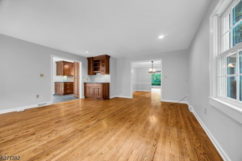 Chatham Twp., New Jersey, 07928, United States, 4 Bedrooms Bedrooms, ,3 BathroomsBathrooms,Residential,For Sale,1926166